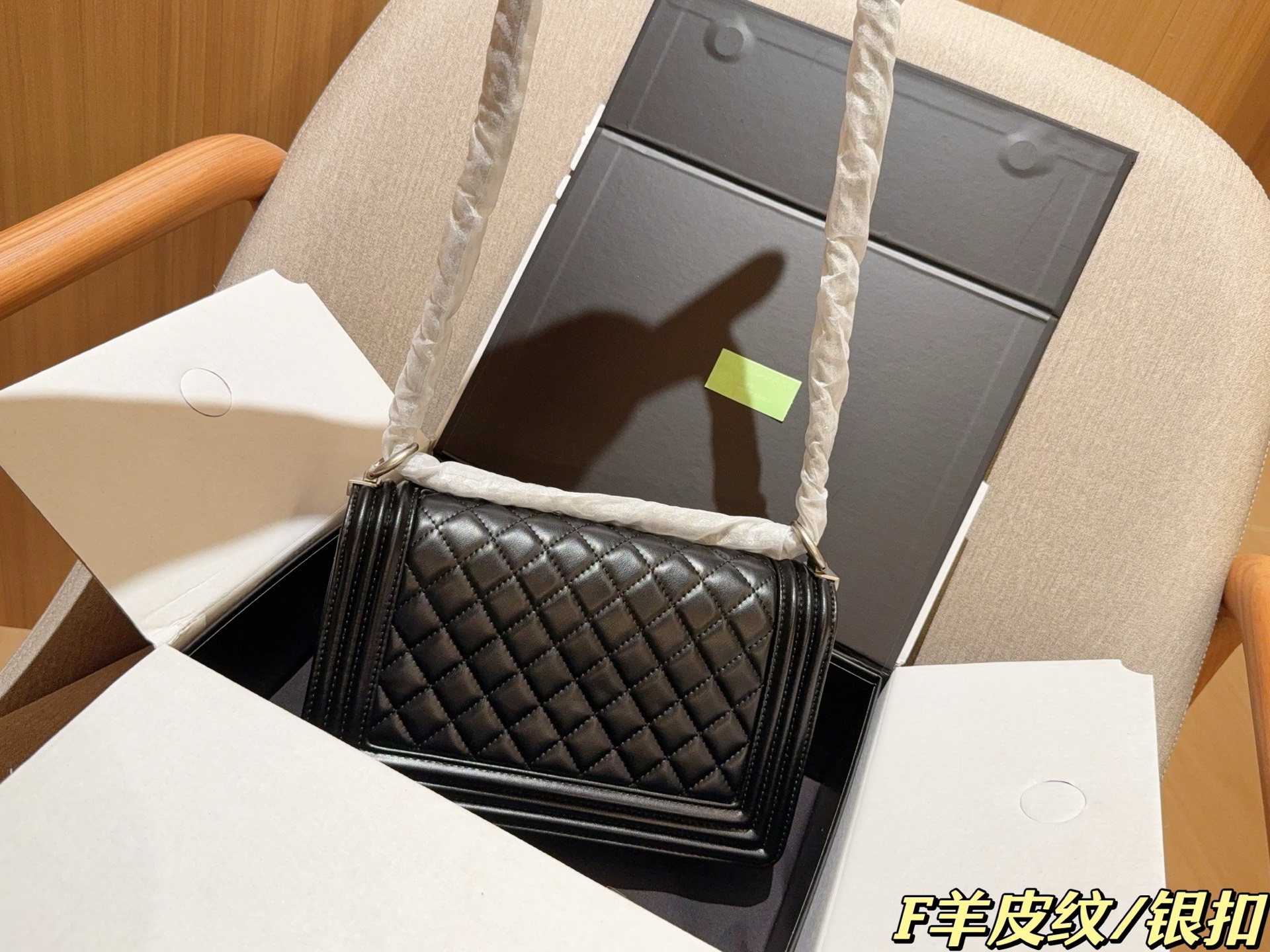 💰230
羊皮纹
香奈儿Chanel
经典羊皮纹leboy辣妈链条包
尺寸25×15×7
礼盒包装🎁