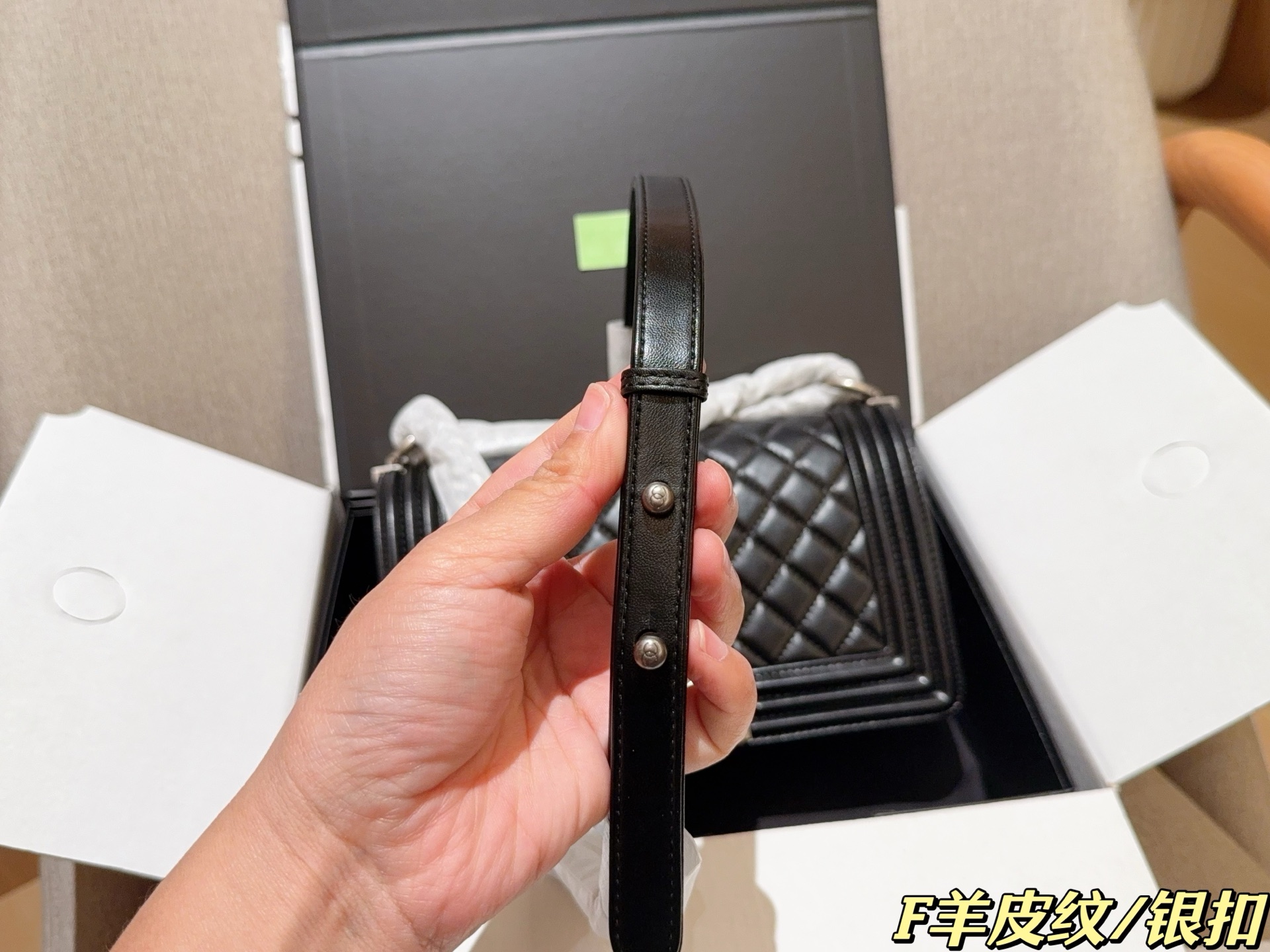 💰230
羊皮纹
香奈儿Chanel
经典羊皮纹leboy辣妈链条包
尺寸25×15×7
礼盒包装🎁