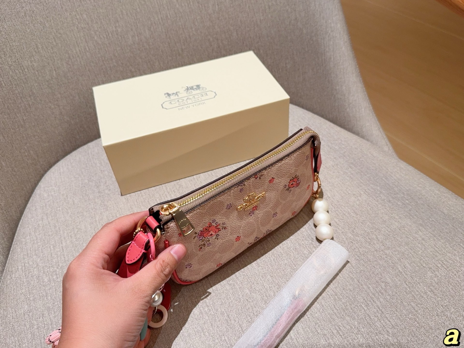 💰175
配送挂件
蔻驰/Coach
C家 花朵印花麻将包！腋下包！增加了珍珠小配饰
尺寸：19*12
礼盒包装🎁