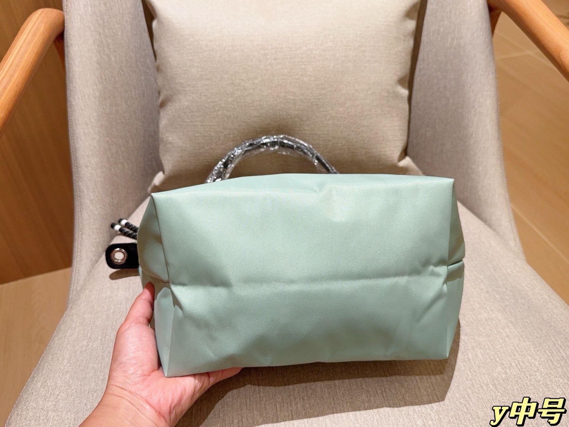 💰175
中号无盒
Longchamp珑骧
Energy新品帆布化妆包开合手提包
饺子包
尺寸：24cm