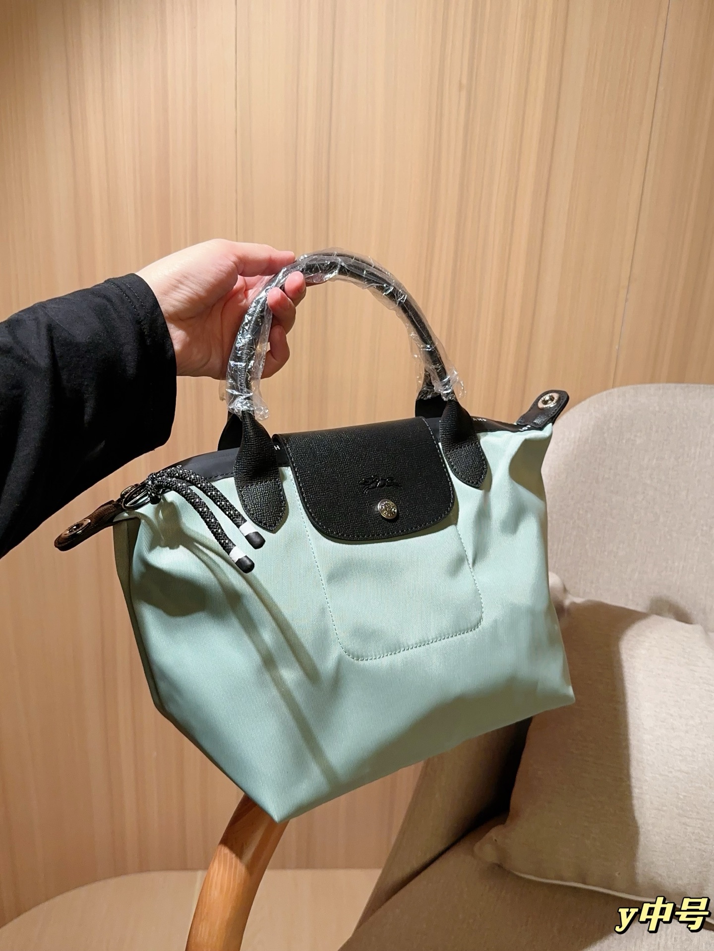 💰175
中号无盒
Longchamp珑骧
Energy新品帆布化妆包开合手提包
饺子包
尺寸：24cm