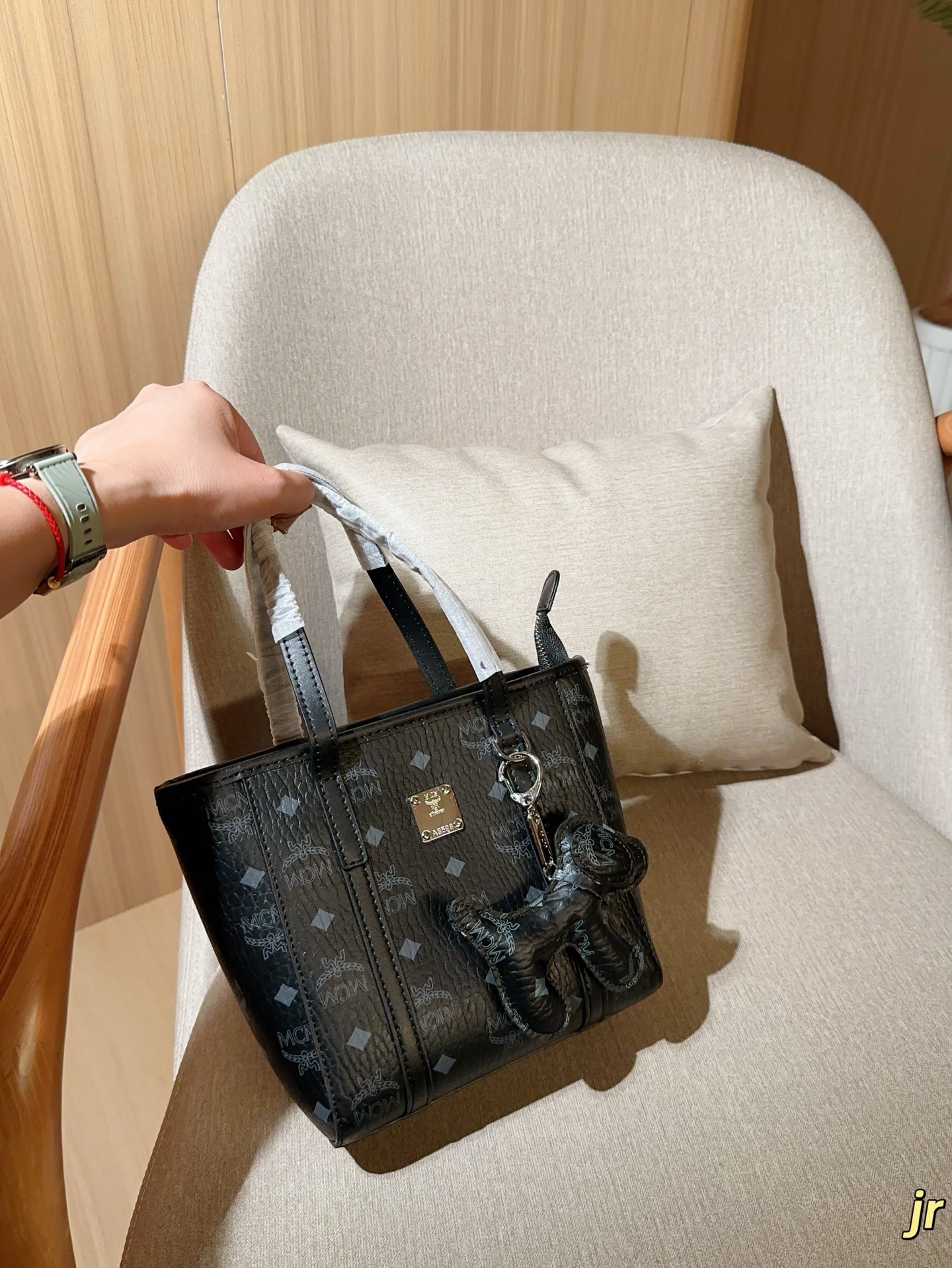 ❤️440包邮/原单代购级别
配送小狗挂件
Mcm经典菜篮子
尺寸：18×18×9
礼盒包装🎁