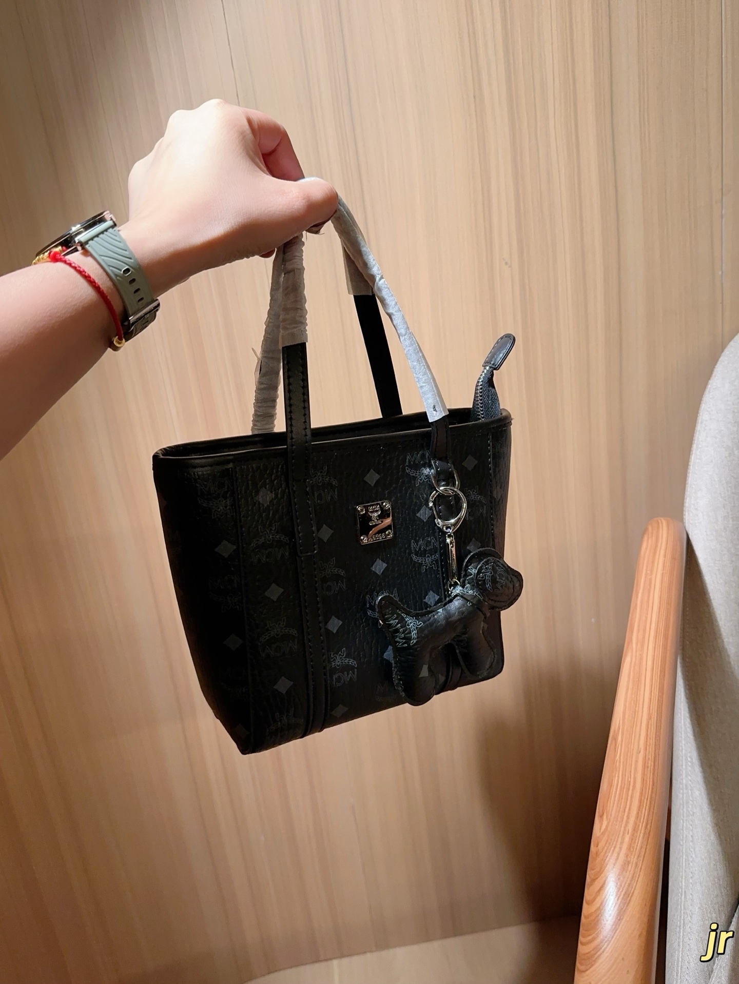 ❤️440包邮/原单代购级别
配送小狗挂件
Mcm经典菜篮子
尺寸：18×18×9
礼盒包装🎁