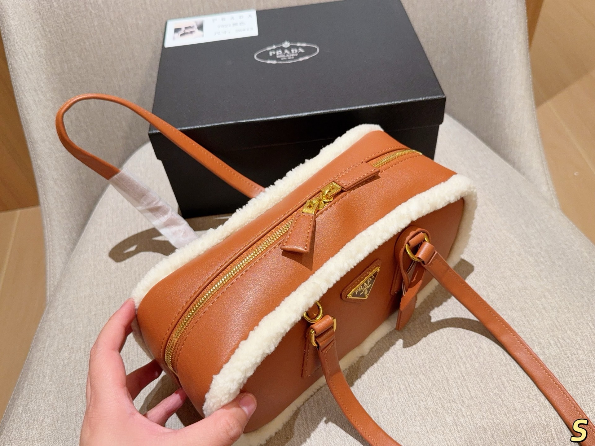 ❤️460包邮/原单代购级别
Prada普拉达
新品羊羔毛手拎腋下包～🉑单肩斜挎～
尺寸27×14×10
礼盒包装🎁