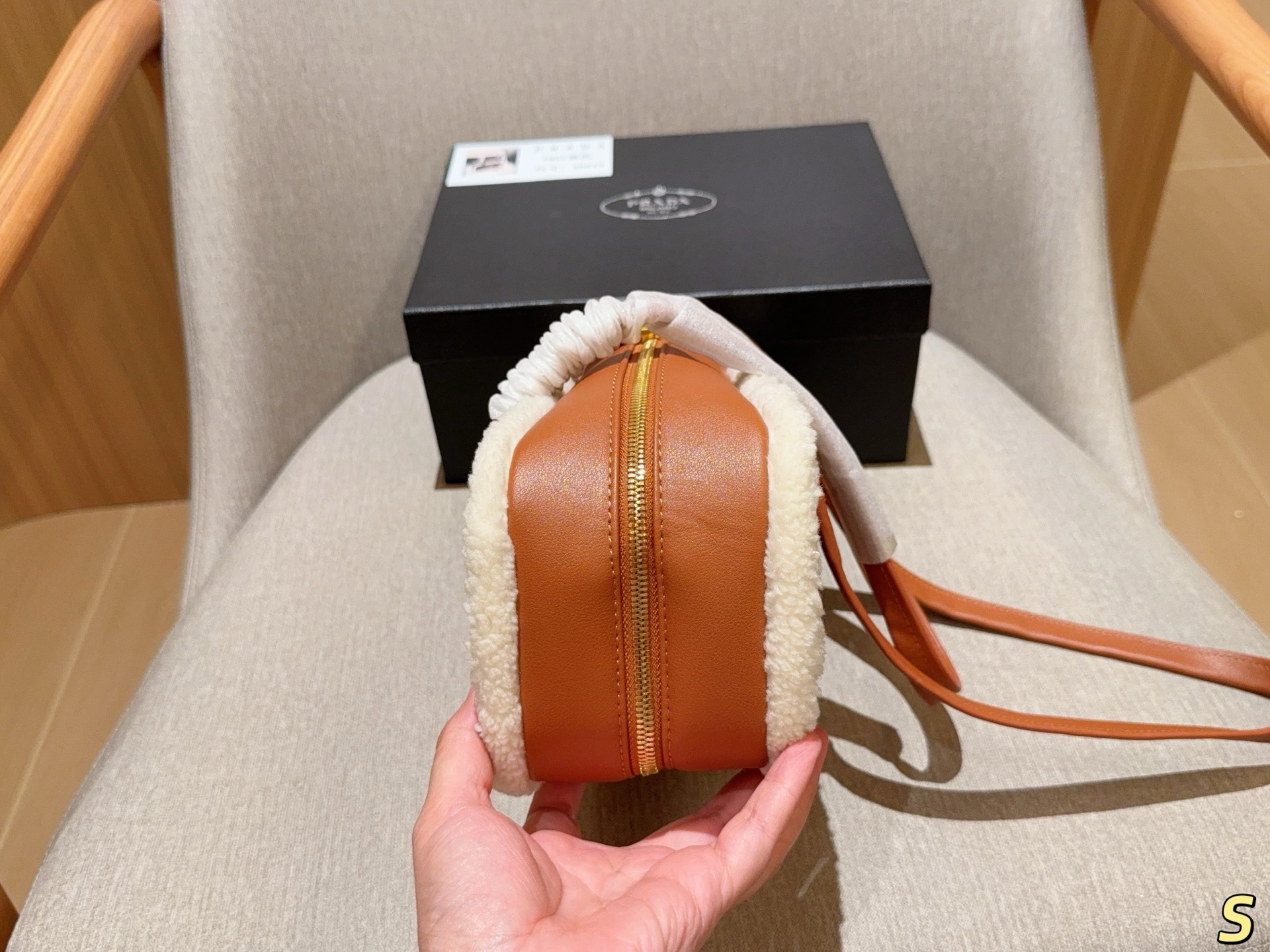 ❤️460包邮/原单代购级别
Prada普拉达
新品羊羔毛手拎腋下包～🉑单肩斜挎～
尺寸27×14×10
礼盒包装🎁