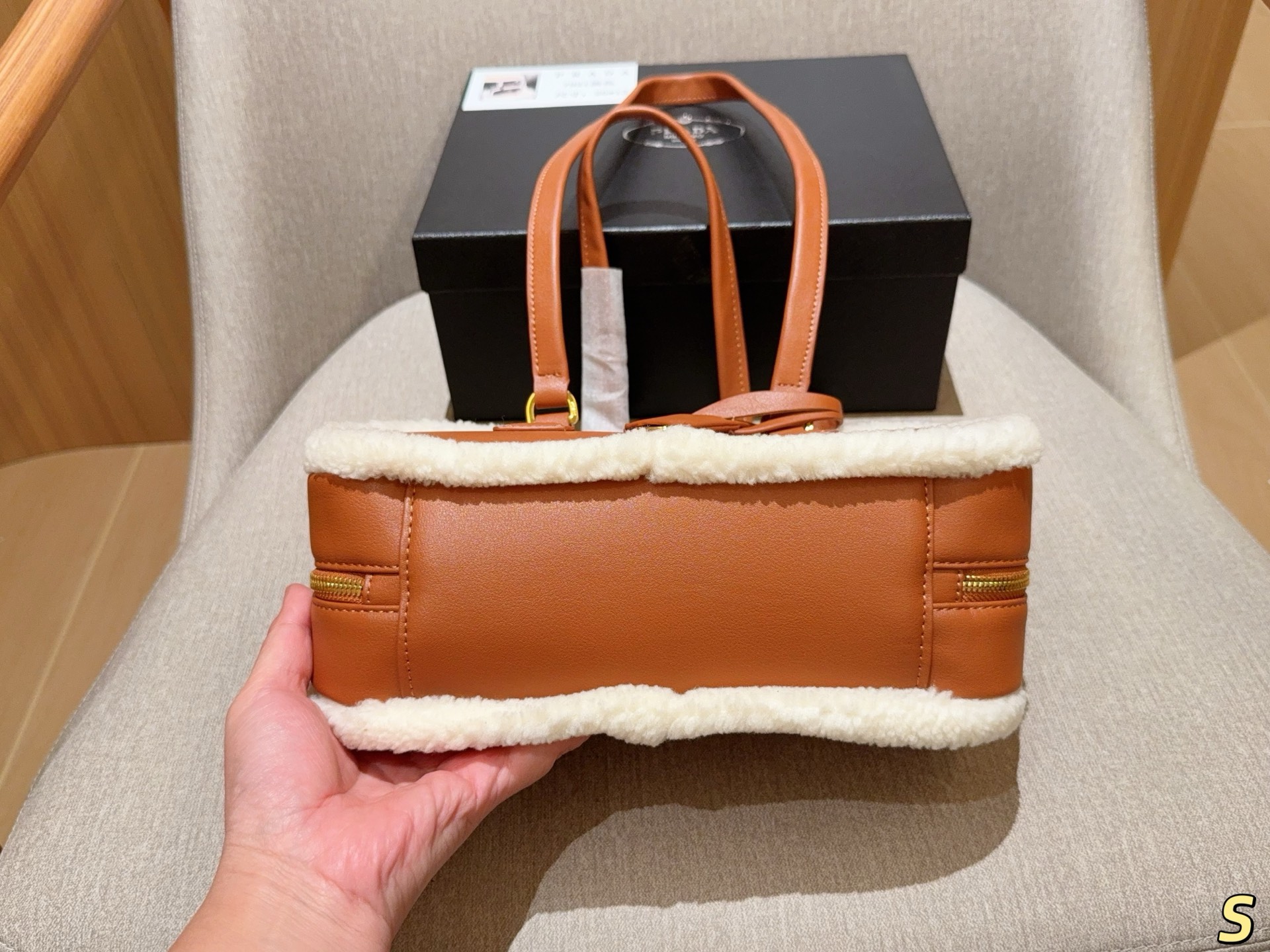 ❤️460包邮/原单代购级别
Prada普拉达
新品羊羔毛手拎腋下包～🉑单肩斜挎～
尺寸27×14×10
礼盒包装🎁