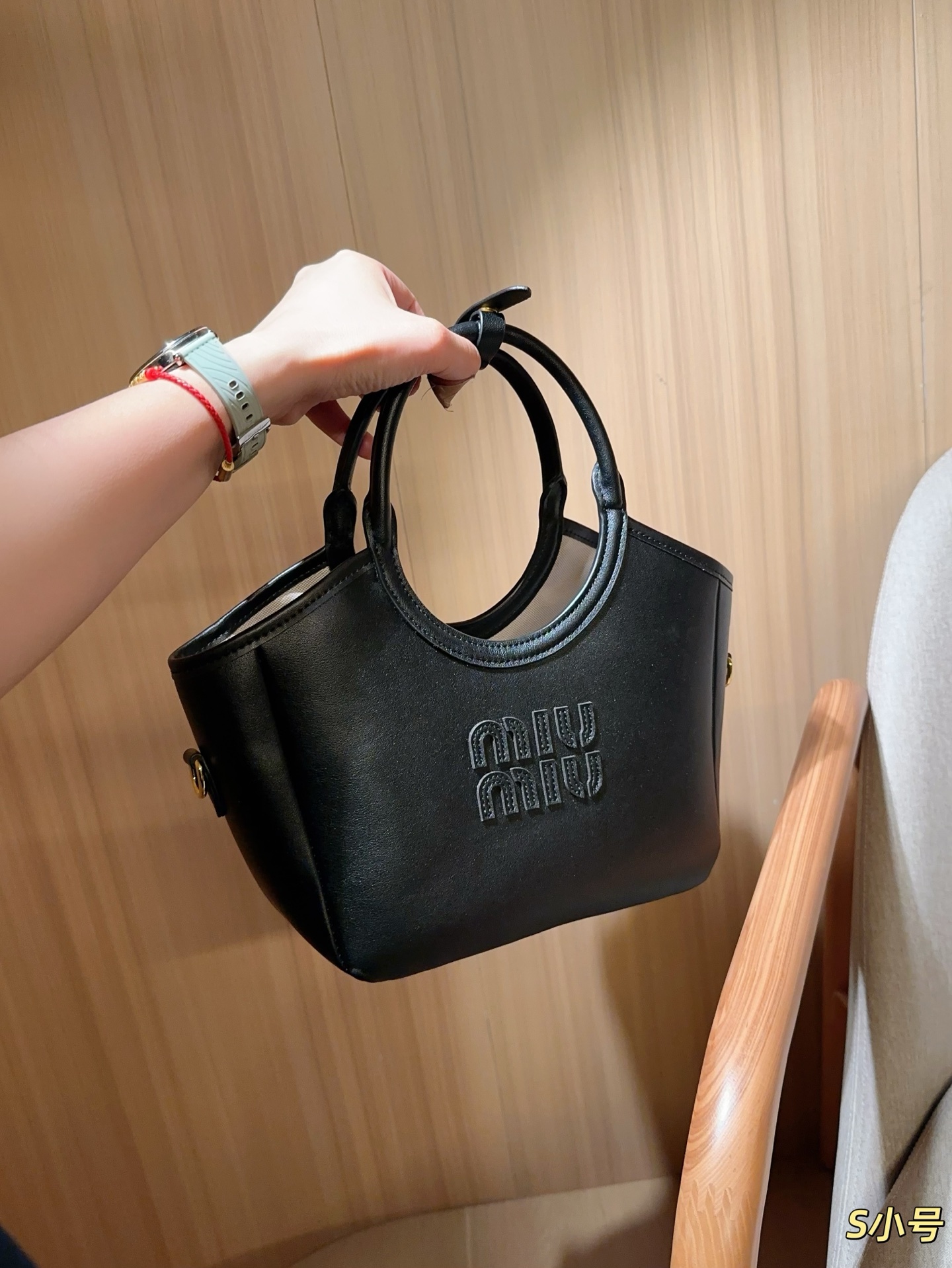 ❤️450包邮/原单代购级别
Miumiu缪缪
托特包tote菜篮子
尺寸23×21×10
礼盒包装🎁