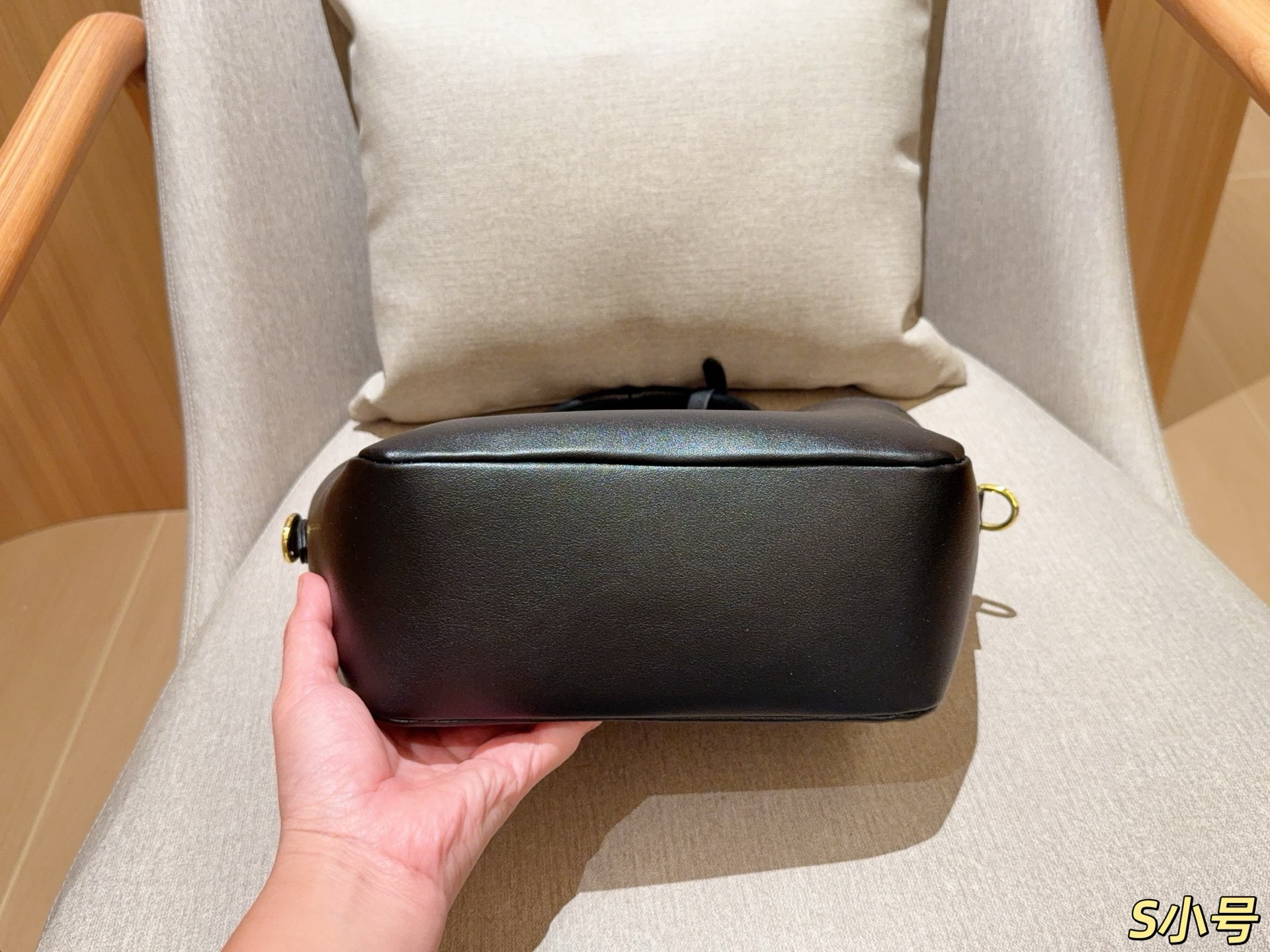 ❤️450包邮/原单代购级别
Miumiu缪缪
托特包tote菜篮子
尺寸23×21×10
礼盒包装🎁