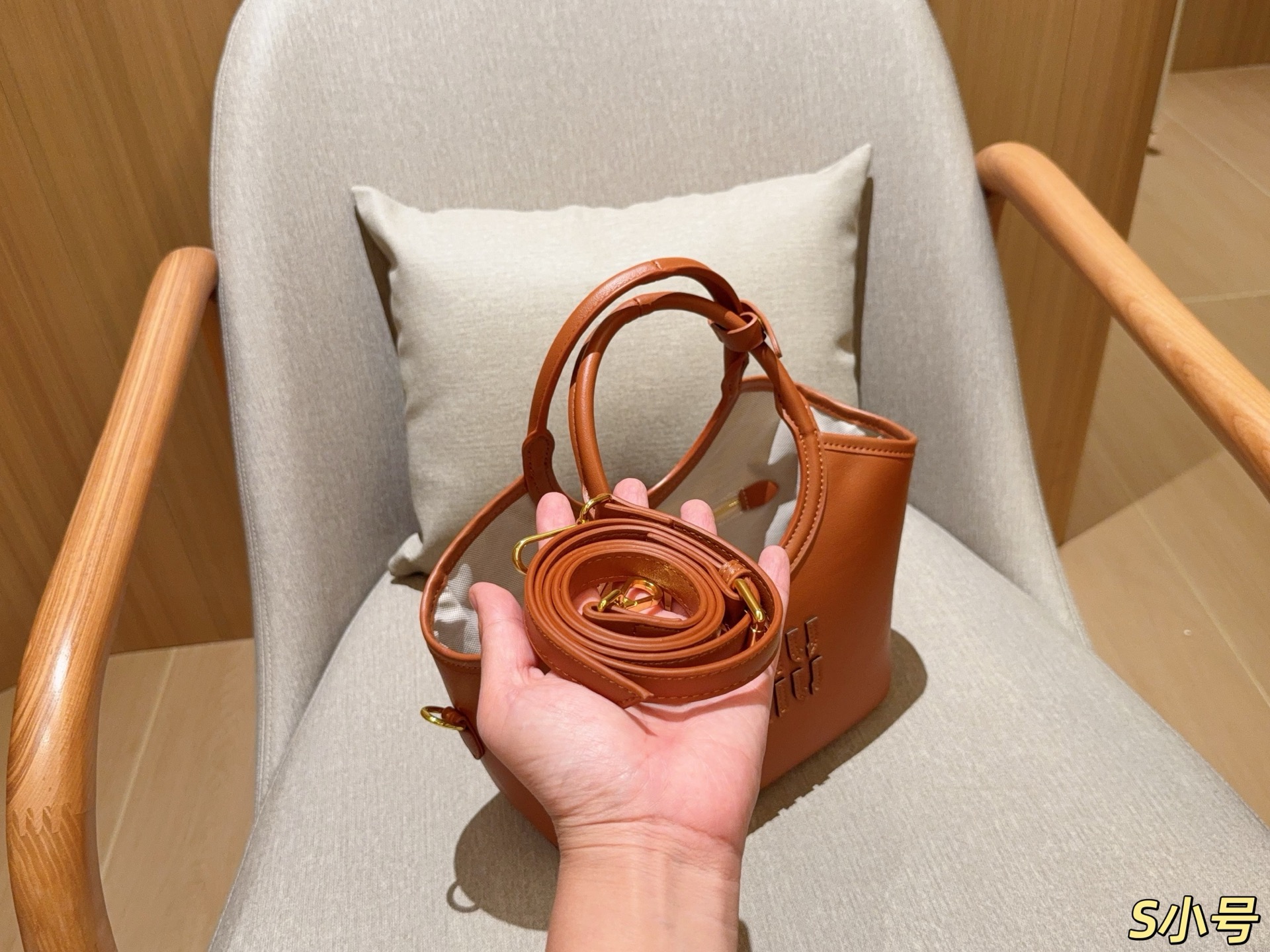 ❤️450包邮/原单代购级别
Miumiu缪缪
托特包tote菜篮子
尺寸23×21×10
礼盒包装🎁