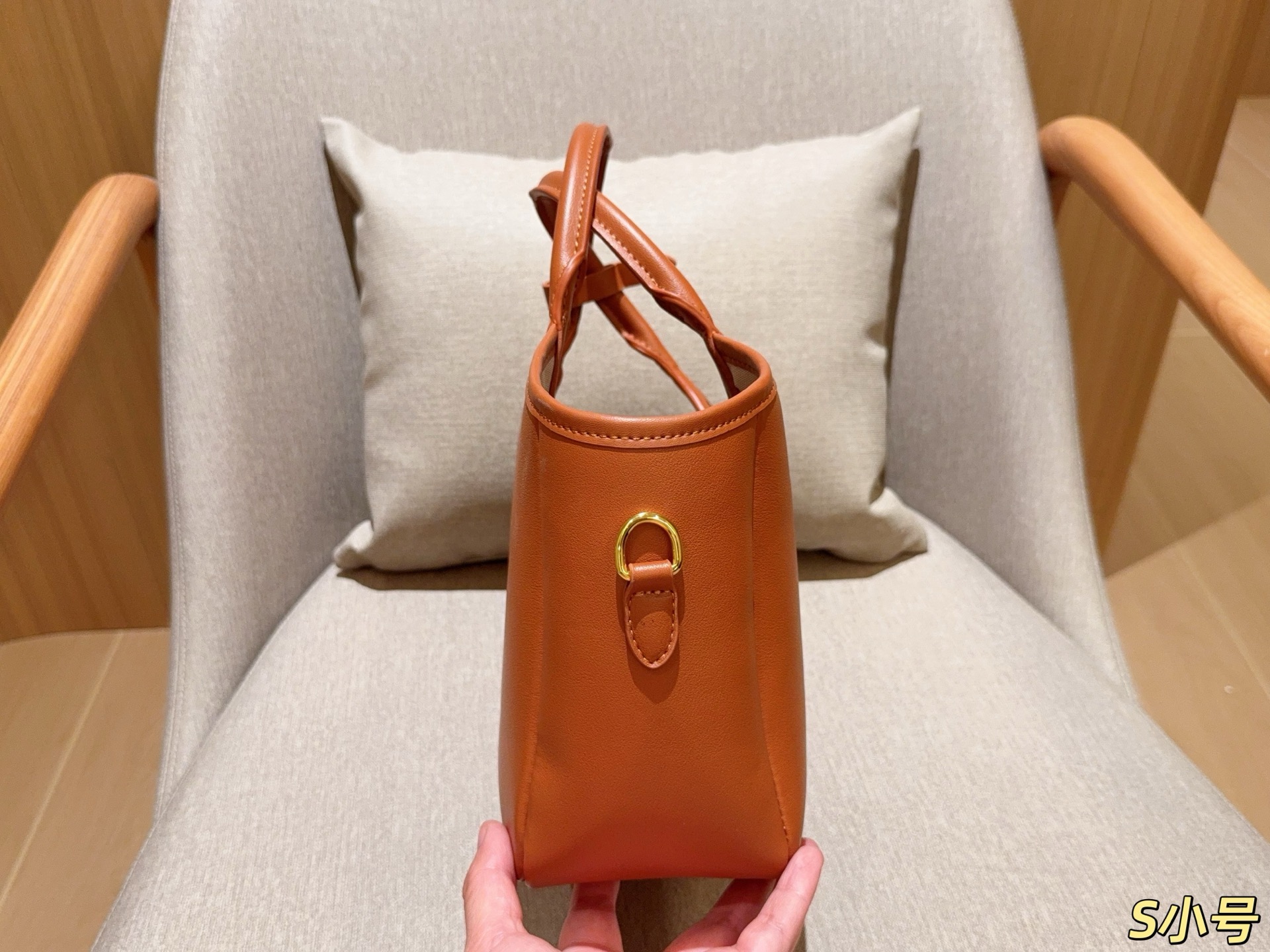 ❤️450包邮/原单代购级别
Miumiu缪缪
托特包tote菜篮子
尺寸23×21×10
礼盒包装🎁