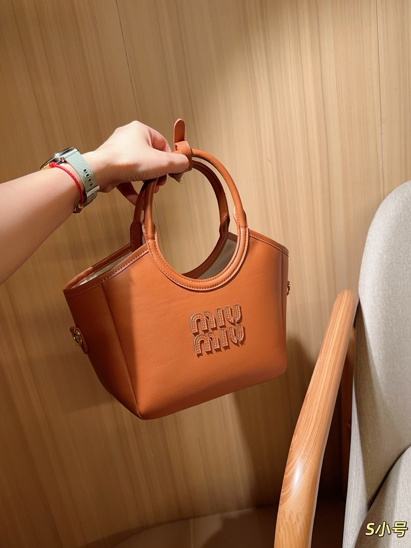 ❤️450包邮/原单代购级别
Miumiu缪缪
托特包tote菜篮子
尺寸23×21×10
礼盒包装🎁