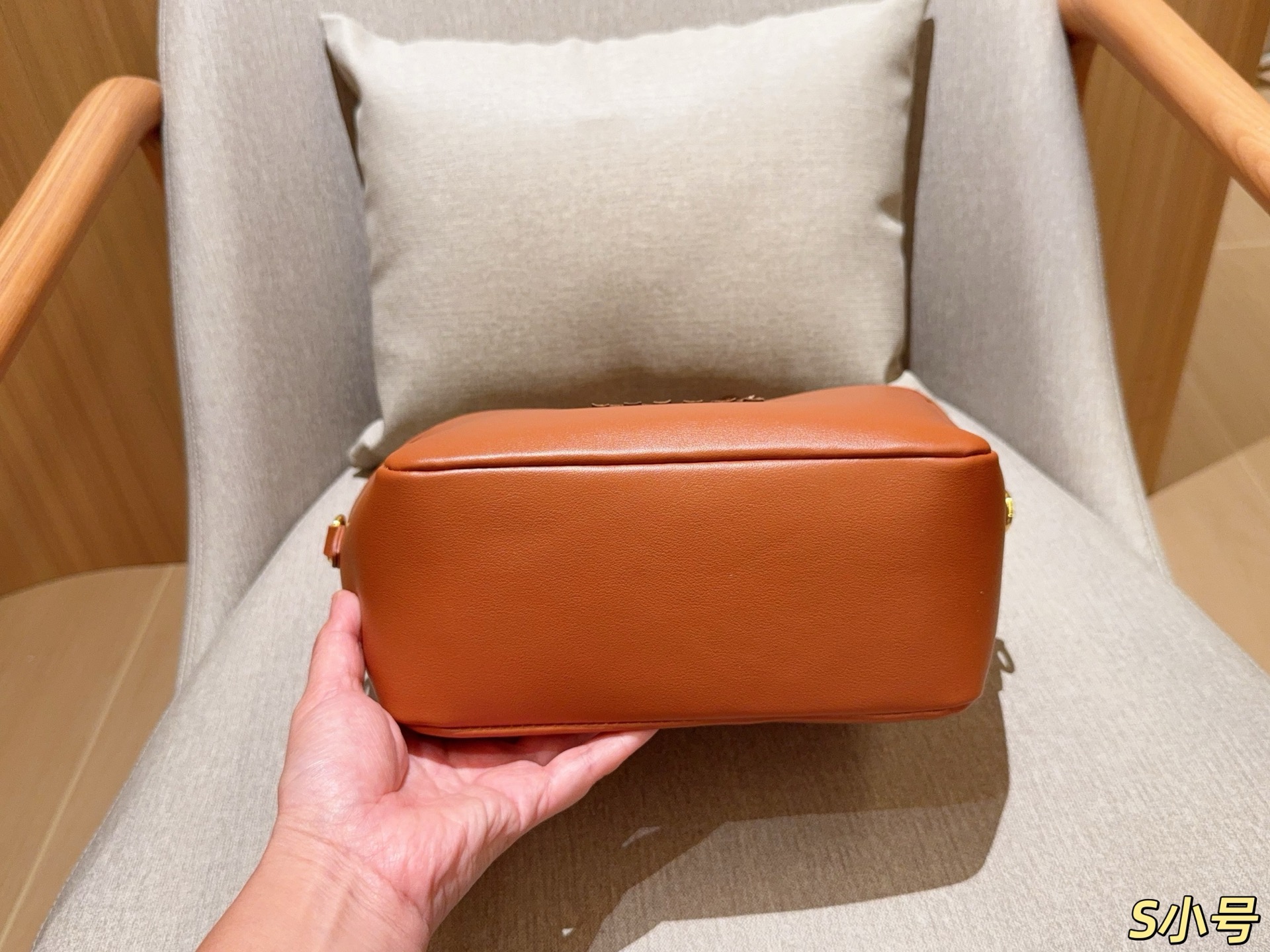 ❤️450包邮/原单代购级别
Miumiu缪缪
托特包tote菜篮子
尺寸23×21×10
礼盒包装🎁