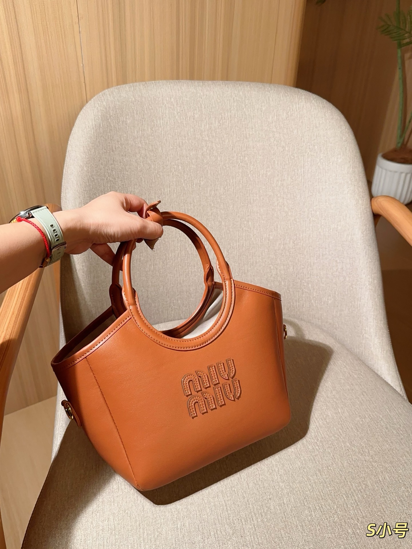 ❤️450包邮/原单代购级别
Miumiu缪缪
托特包tote菜篮子
尺寸23×21×10
礼盒包装🎁