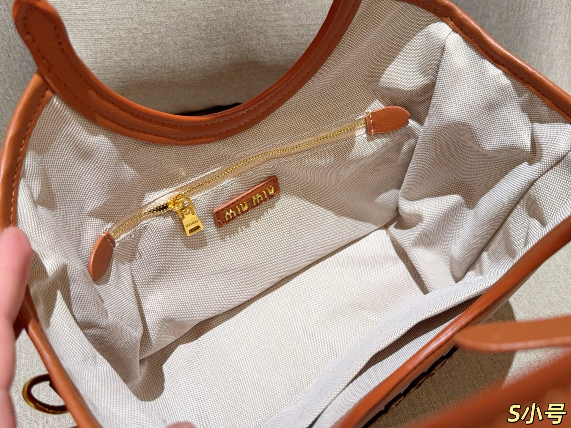 ❤️450包邮/原单代购级别
Miumiu缪缪
托特包tote菜篮子
尺寸23×21×10
礼盒包装🎁
