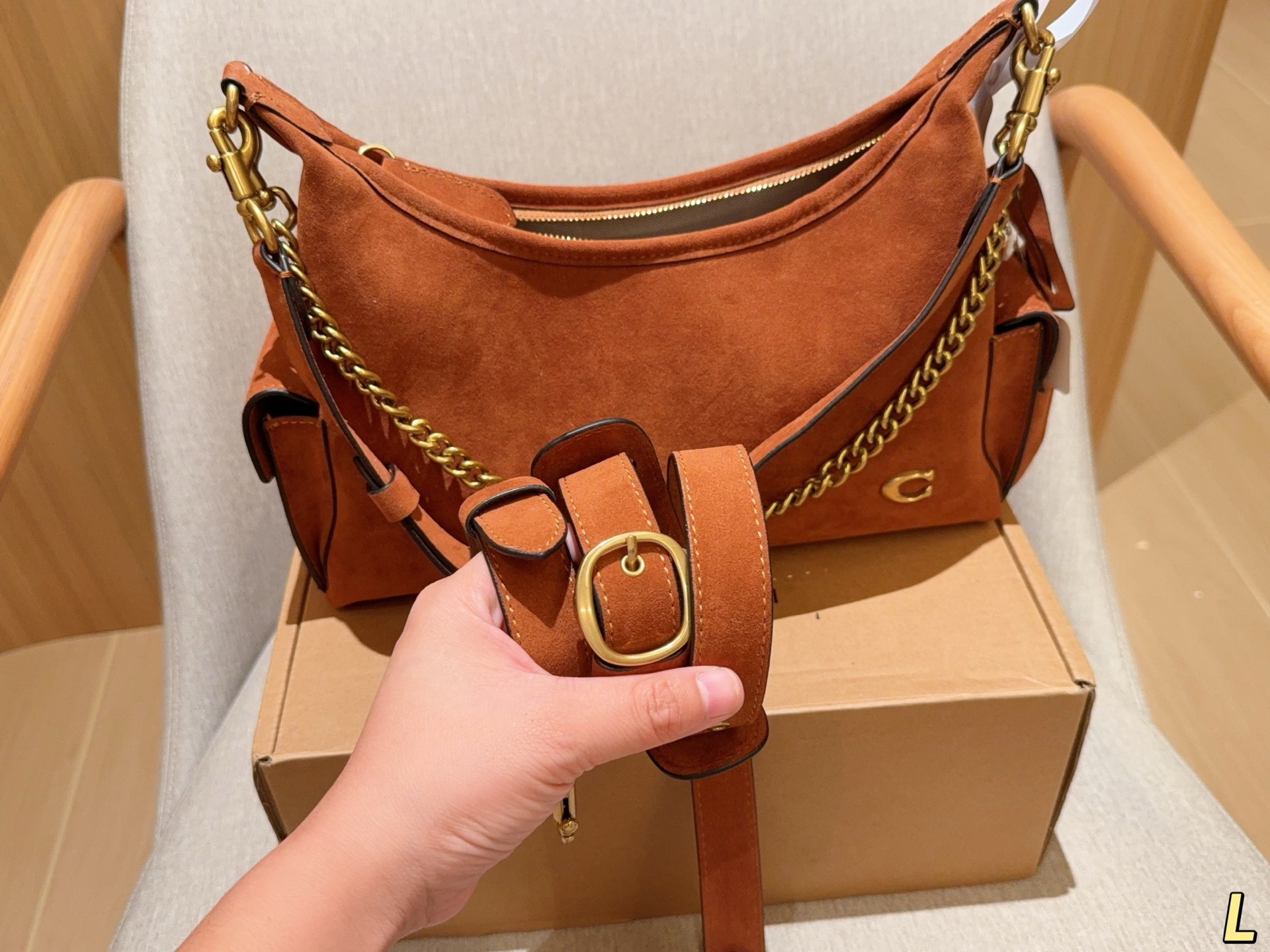 💰260
蔻驰coach
新品juliet麂皮绒腋下包牛角包
Hono流浪包
尺寸32×23×10
礼盒包装🎁