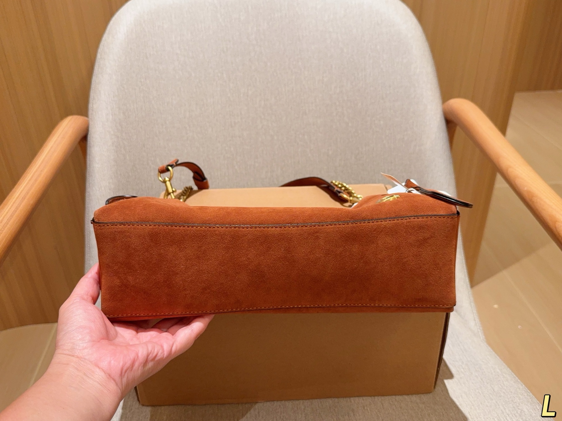 💰260
蔻驰coach
新品juliet麂皮绒腋下包牛角包
Hono流浪包
尺寸32×23×10
礼盒包装🎁