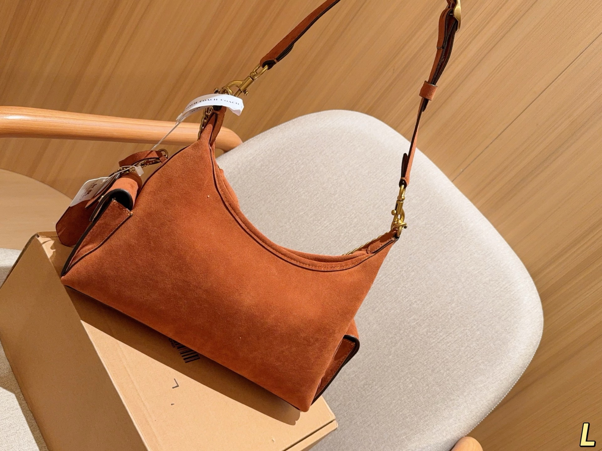 💰260
蔻驰coach
新品juliet麂皮绒腋下包牛角包
Hono流浪包
尺寸32×23×10
礼盒包装🎁