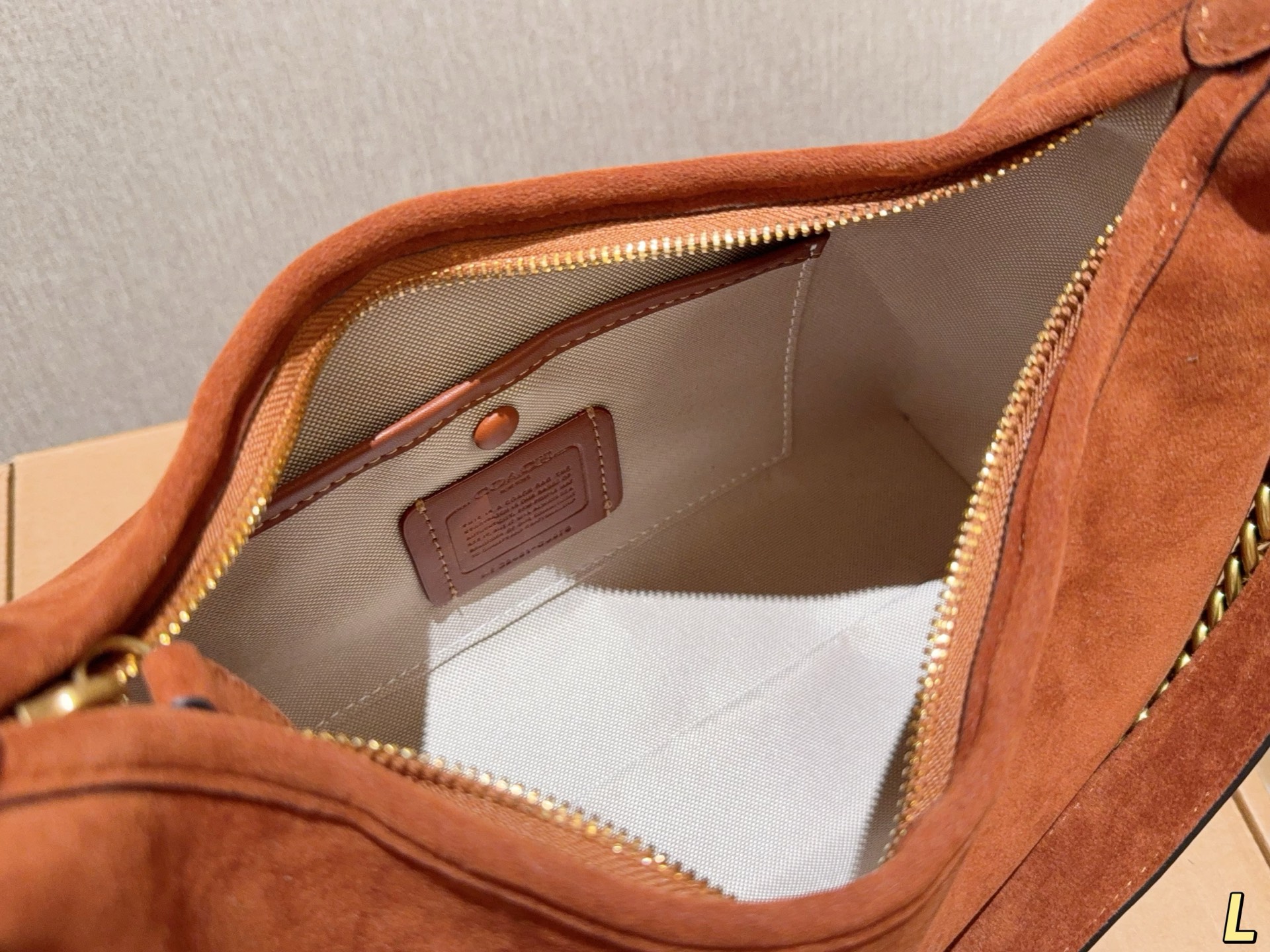 💰260
蔻驰coach
新品juliet麂皮绒腋下包牛角包
Hono流浪包
尺寸32×23×10
礼盒包装🎁