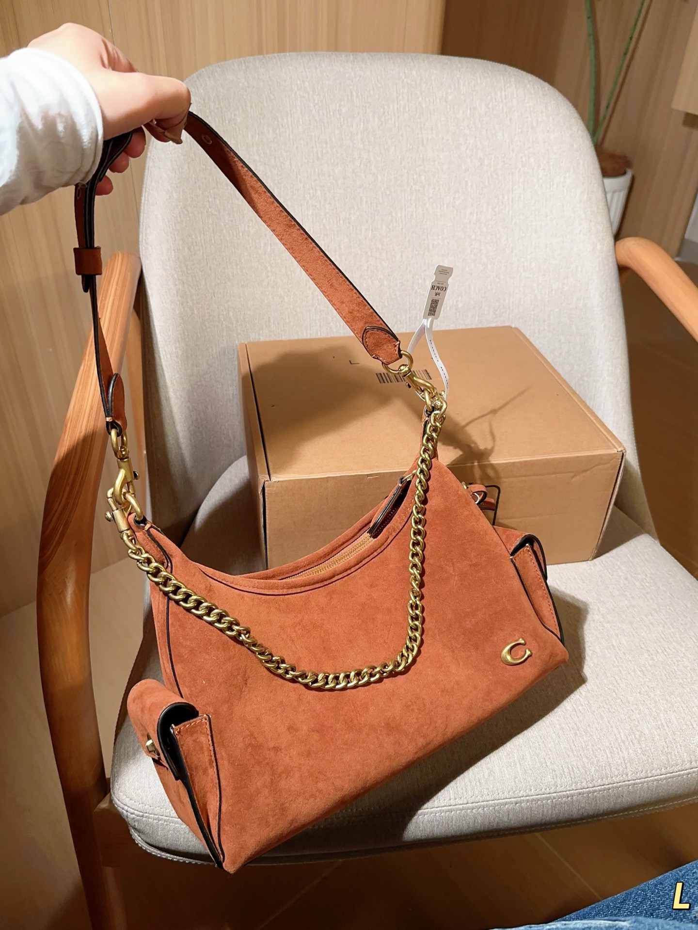 💰260
蔻驰coach
新品juliet麂皮绒腋下包牛角包
Hono流浪包
尺寸32×23×10
礼盒包装🎁