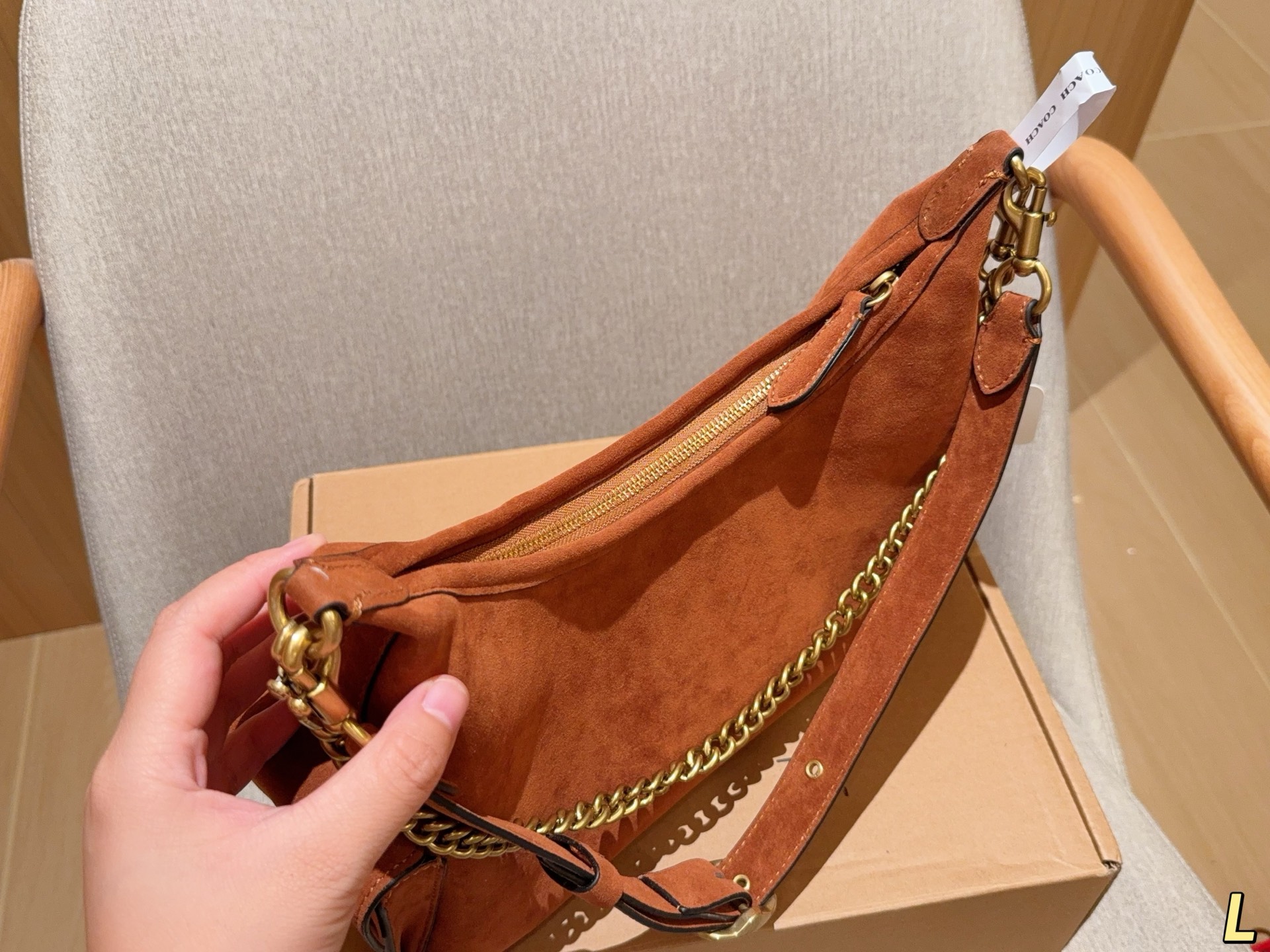 💰260
蔻驰coach
新品juliet麂皮绒腋下包牛角包
Hono流浪包
尺寸32×23×10
礼盒包装🎁