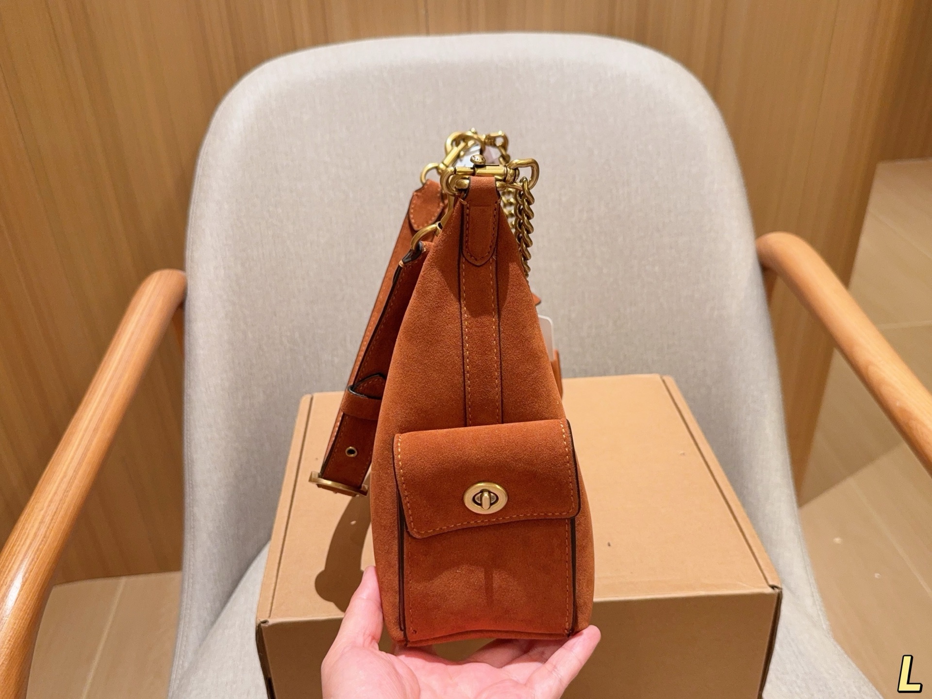 💰260
蔻驰coach
新品juliet麂皮绒腋下包牛角包
Hono流浪包
尺寸32×23×10
礼盒包装🎁
