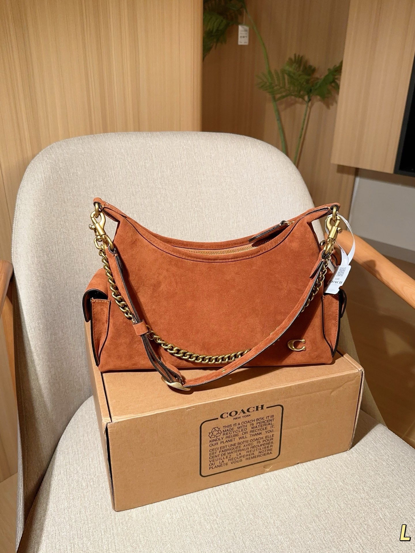 💰260
蔻驰coach
新品juliet麂皮绒腋下包牛角包
Hono流浪包
尺寸32×23×10
礼盒包装🎁