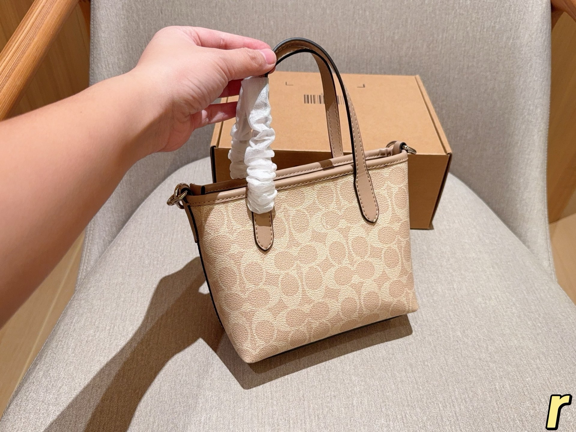 💰180
蔻驰coach
mini city tote菜篮子
迷你购物袋
尺寸18&times;16&times;9
礼盒包装🎁