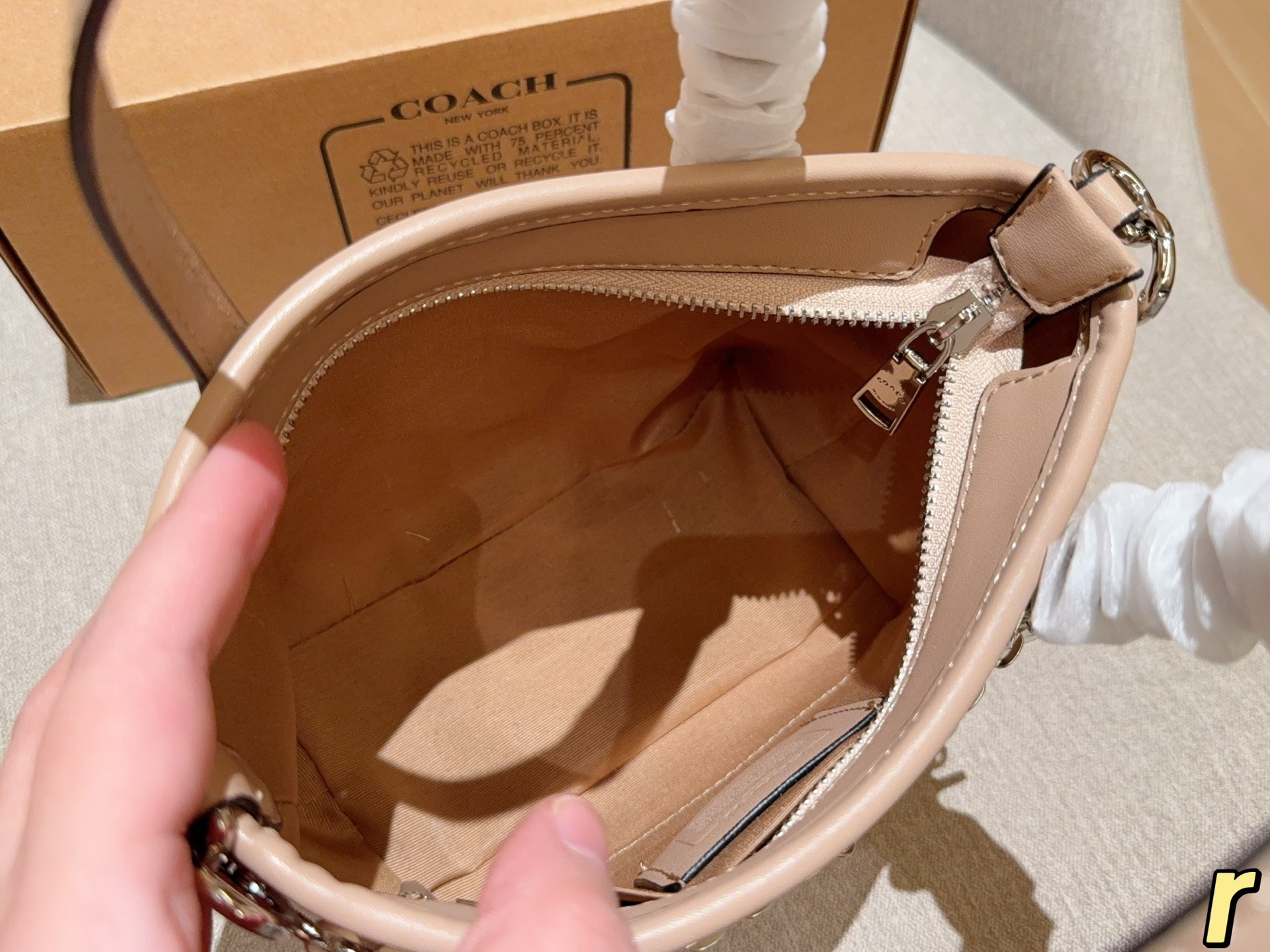💰180
蔻驰coach
mini city tote菜篮子
迷你购物袋
尺寸18&times;16&times;9
礼盒包装🎁