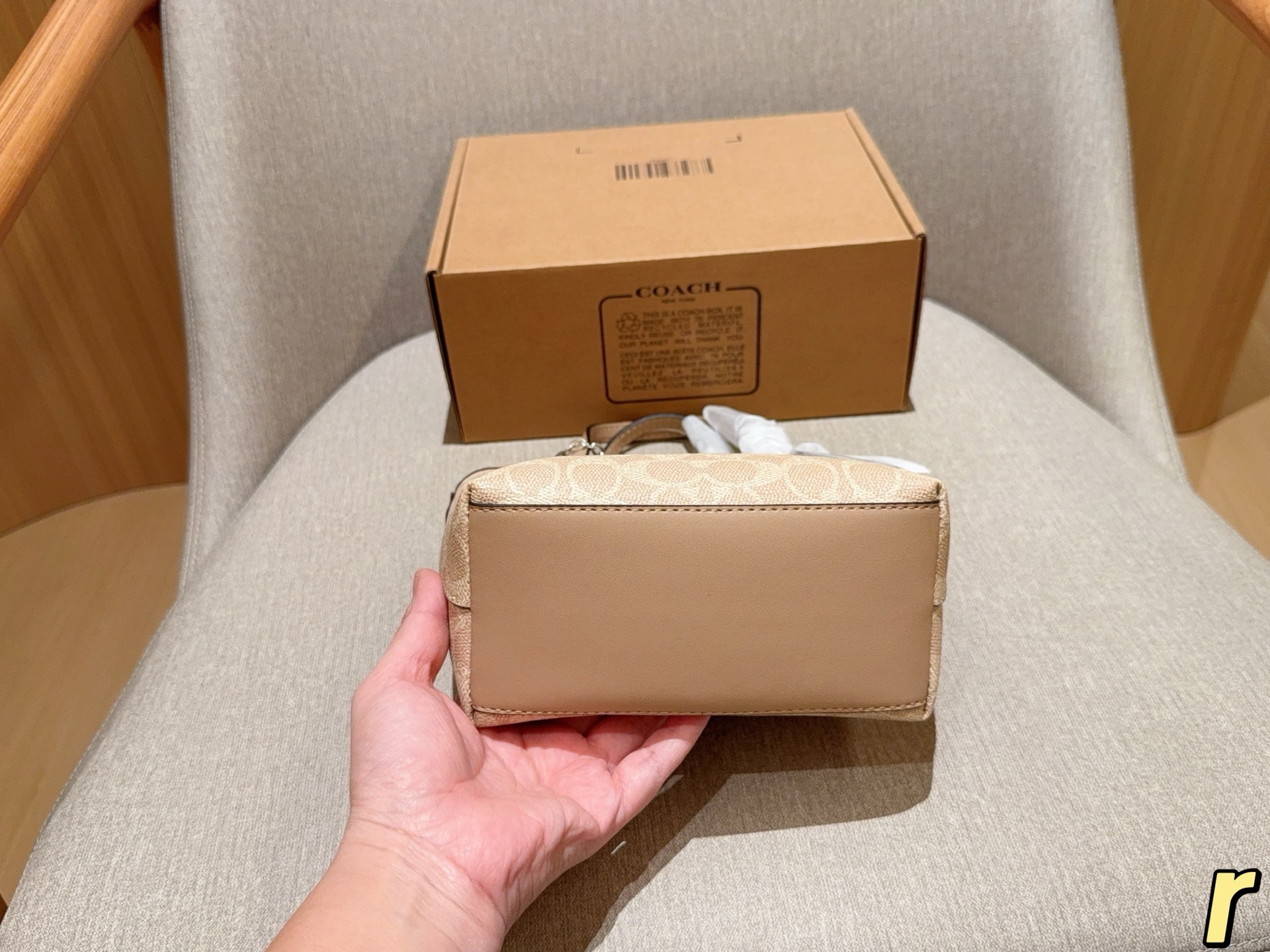 💰180
蔻驰coach
mini city tote菜篮子
迷你购物袋
尺寸18&times;16&times;9
礼盒包装🎁