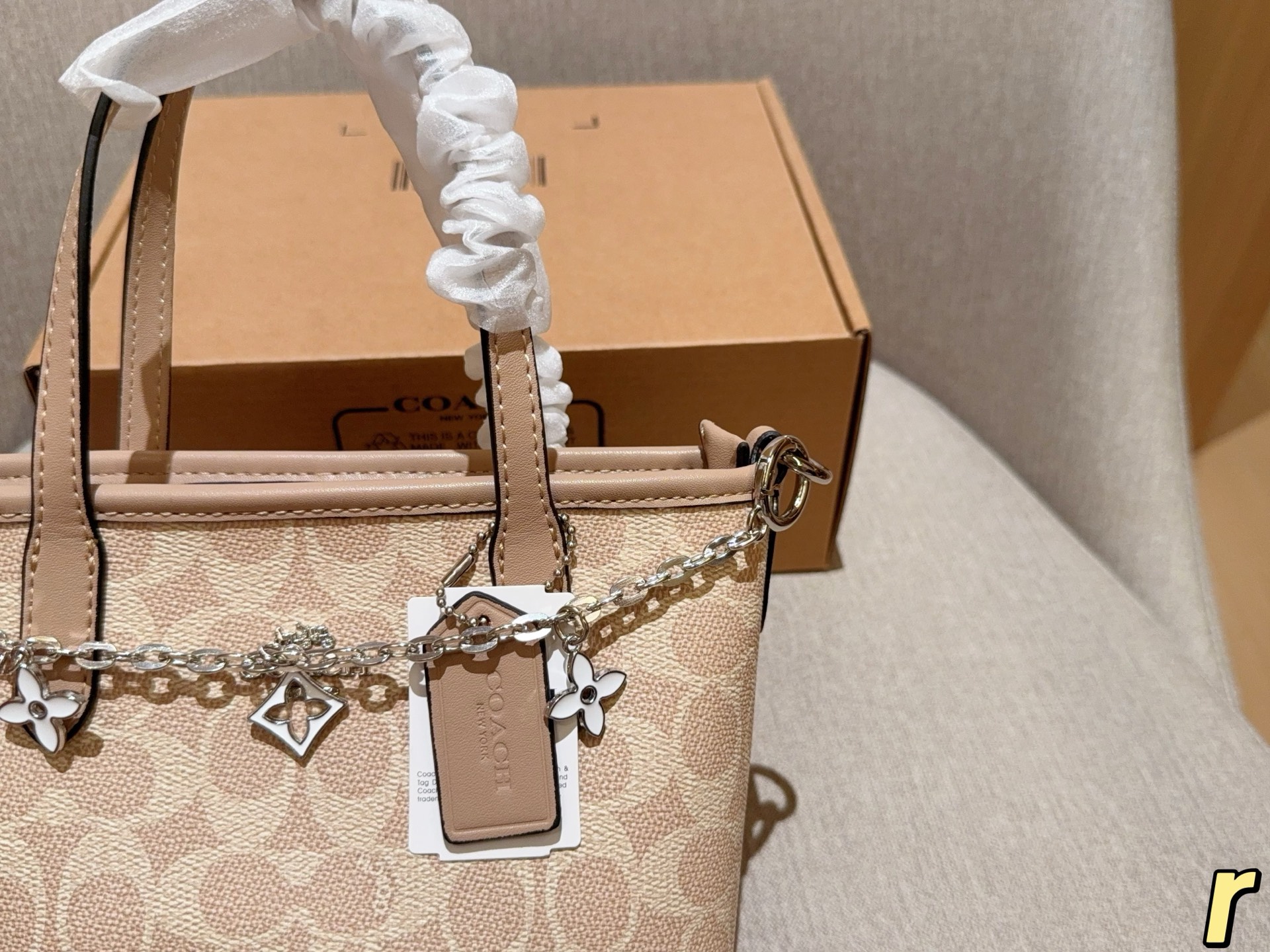 💰180
蔻驰coach
mini city tote菜篮子
迷你购物袋
尺寸18&times;16&times;9
礼盒包装🎁