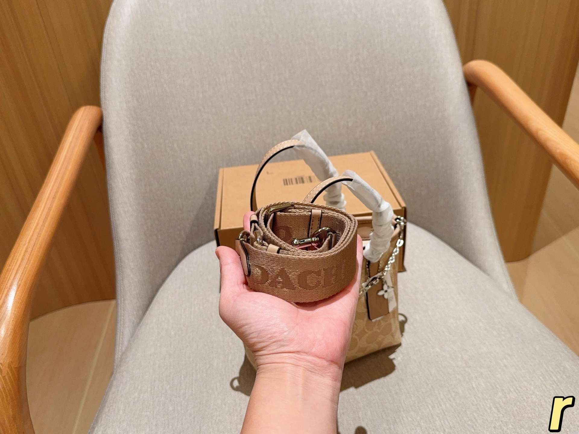 💰180
蔻驰coach
mini city tote菜篮子
迷你购物袋
尺寸18&times;16&times;9
礼盒包装🎁