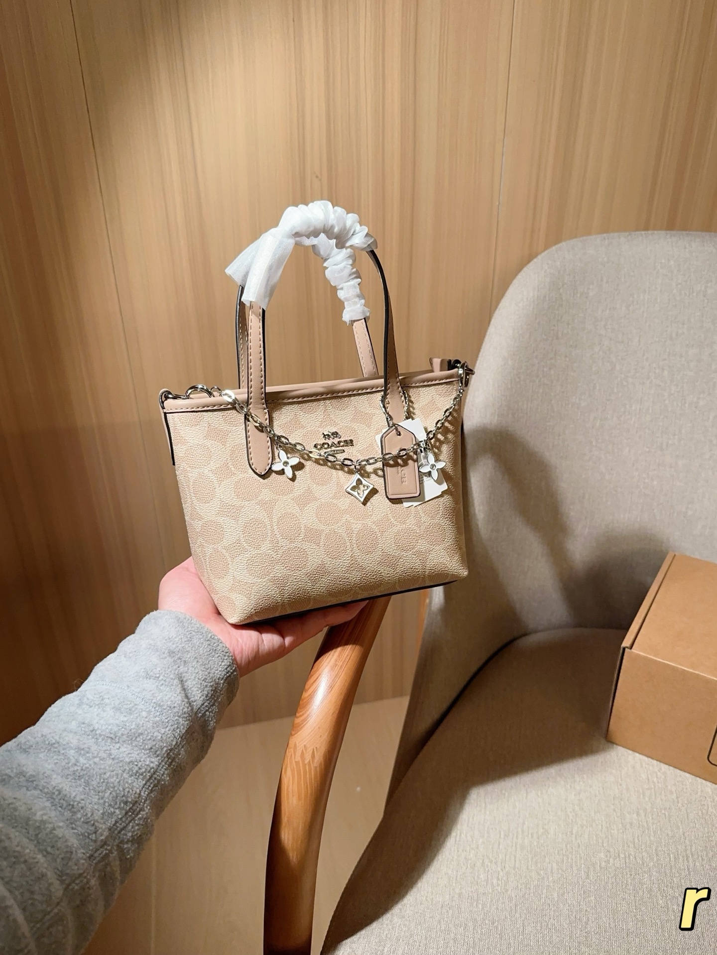 💰180
蔻驰coach
mini city tote菜篮子
迷你购物袋
尺寸18&times;16&times;9
礼盒包装🎁