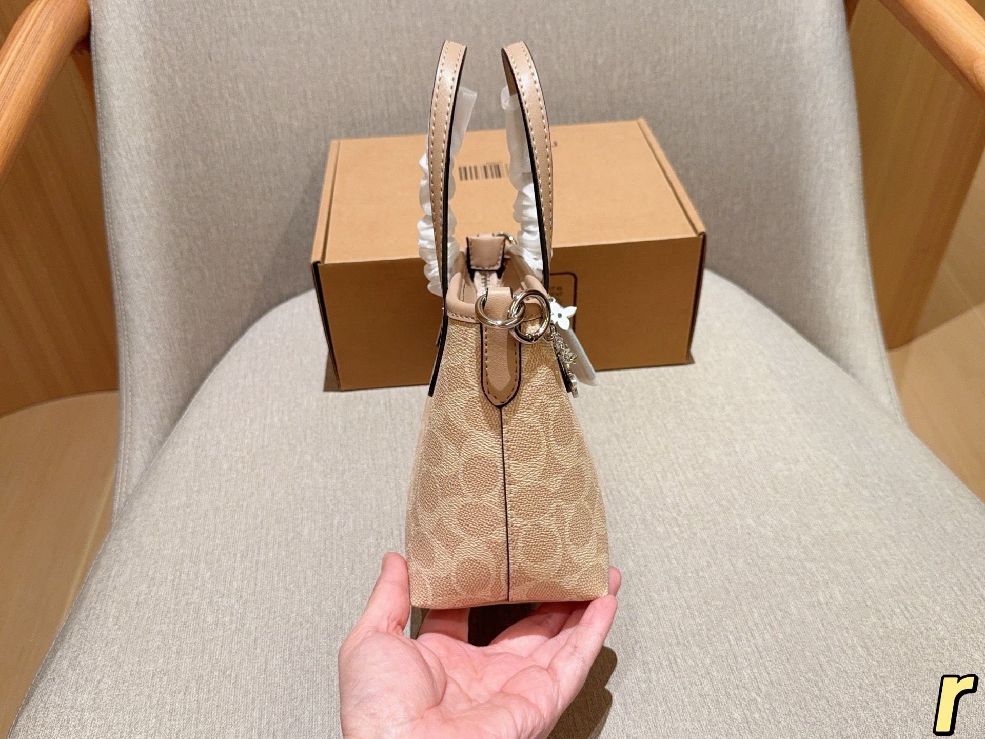 💰180
蔻驰coach
mini city tote菜篮子
迷你购物袋
尺寸18&times;16&times;9
礼盒包装🎁