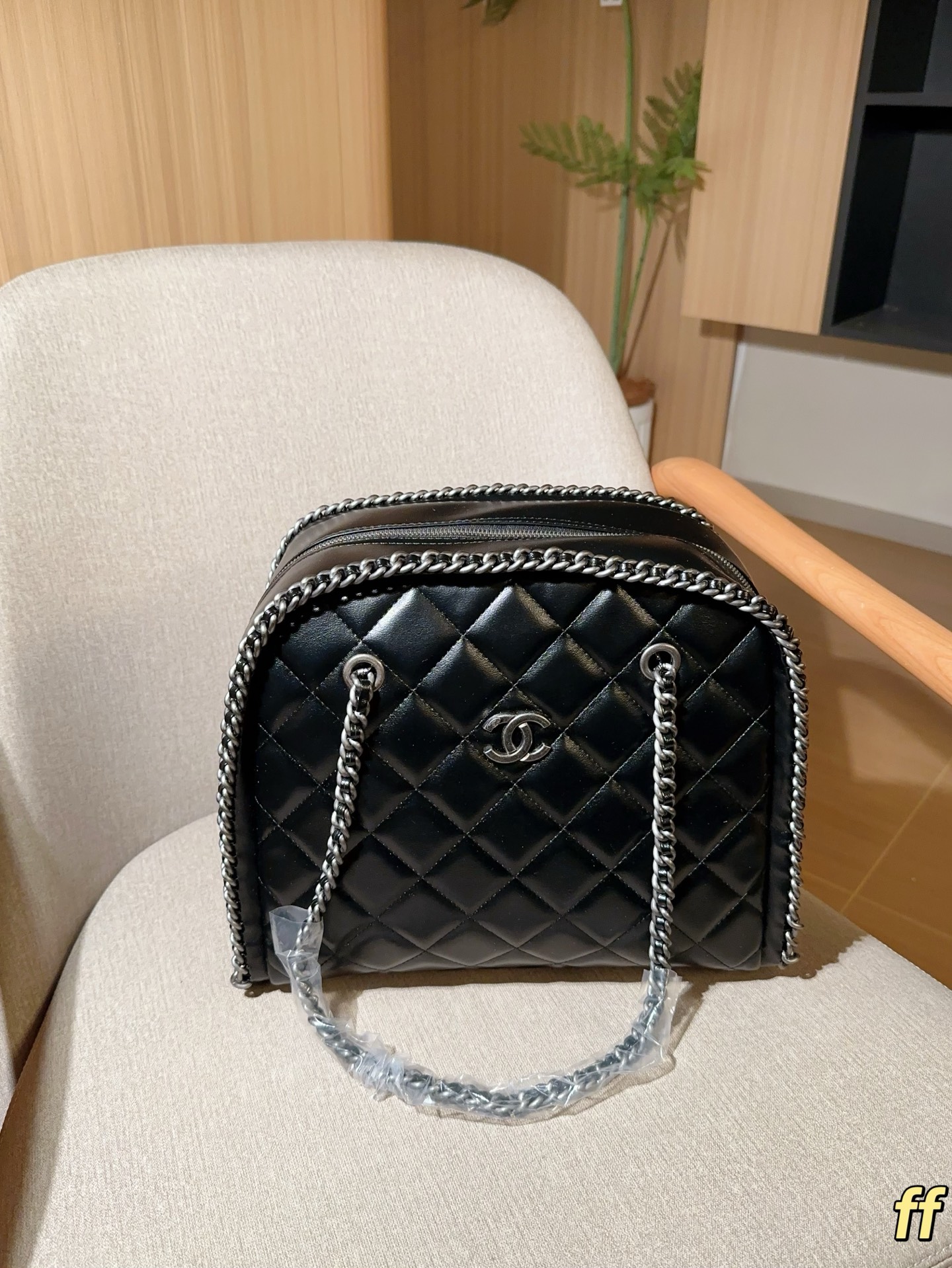 353 | No Box | Chanel | Black And Silver Piping Bowling Bag​​ Classic Diamond Pattern + Black And Silver Chain, Retro And Fashionable It Has A Large Capacity And Is Very Practical For Commuting And Going Out On The Street. The Chain Piping Design Allows You To Switch Between Hand-carrying And Armpit Carrying Methods, Making It Versatile And Easy To Wear The Black And Silver Color Scheme Is Cool And High-end, And Can Be Easily Worn In Casual Or Formal Wear. It Is A Popular Model In Chanel's Second-hand Series, Which Is Both Collectible And Practical | Size 34×29×15