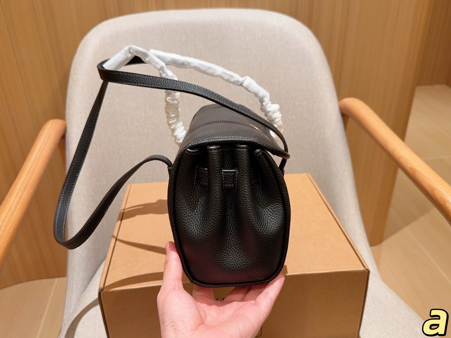 💰210
Coach蔻驰
新款Birdget手提腋下包
BRIDGET 翻盖单肩包
皮质是比较柔软的，手感很舒服！
里面有隔层拉链。放东西比较安全！
容量还不错，充电宝手机可以同时放！
尺寸31&times;16&times;11
礼盒包装🎁