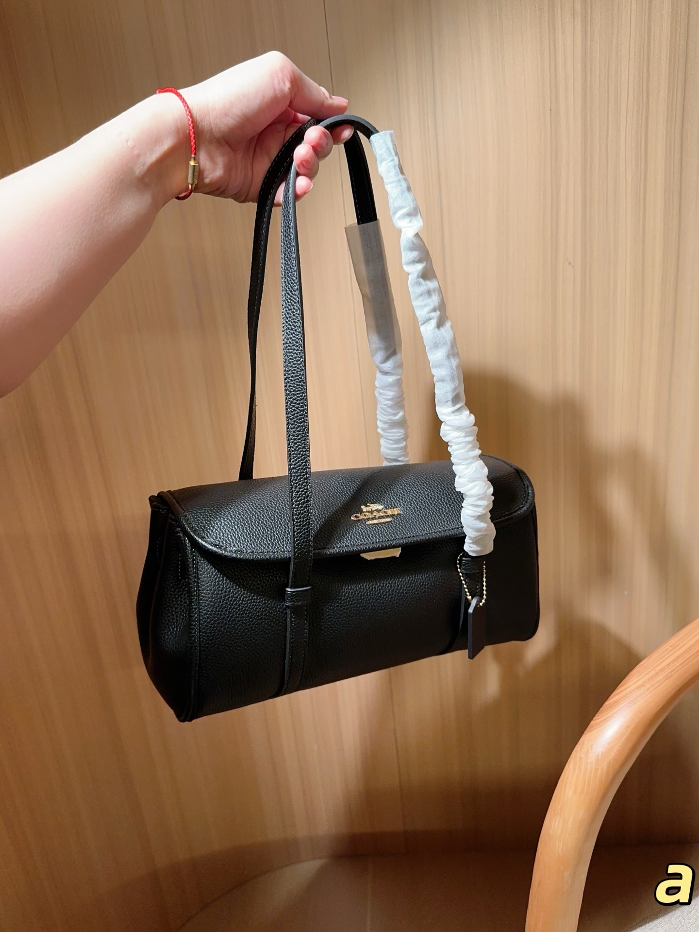 💰210
Coach蔻驰
新款Birdget手提腋下包
BRIDGET 翻盖单肩包
皮质是比较柔软的，手感很舒服！
里面有隔层拉链。放东西比较安全！
容量还不错，充电宝手机可以同时放！
尺寸31&times;16&times;11
礼盒包装🎁