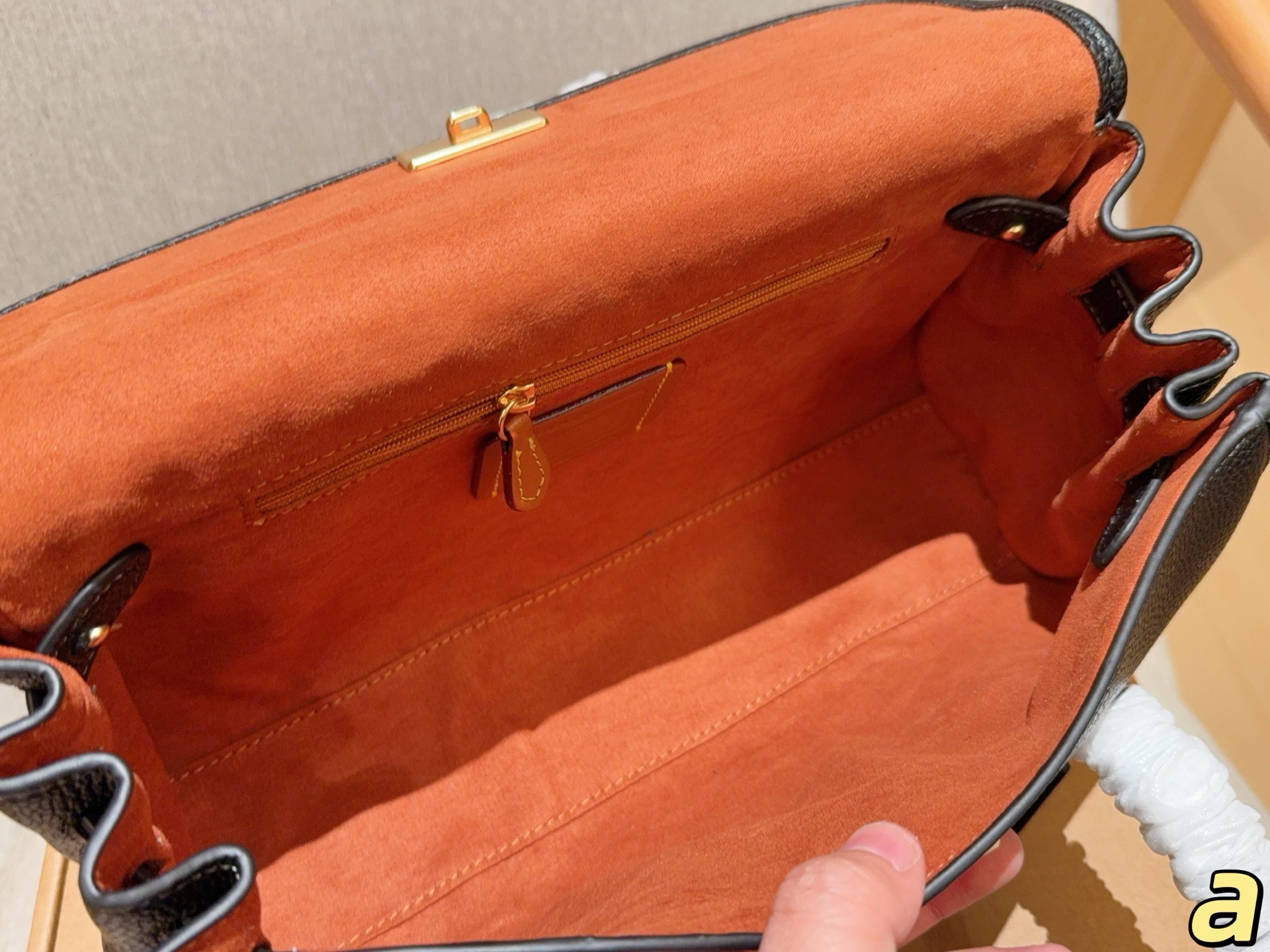 💰210
Coach蔻驰
新款Birdget手提腋下包
BRIDGET 翻盖单肩包
皮质是比较柔软的，手感很舒服！
里面有隔层拉链。放东西比较安全！
容量还不错，充电宝手机可以同时放！
尺寸31&times;16&times;11
礼盒包装🎁