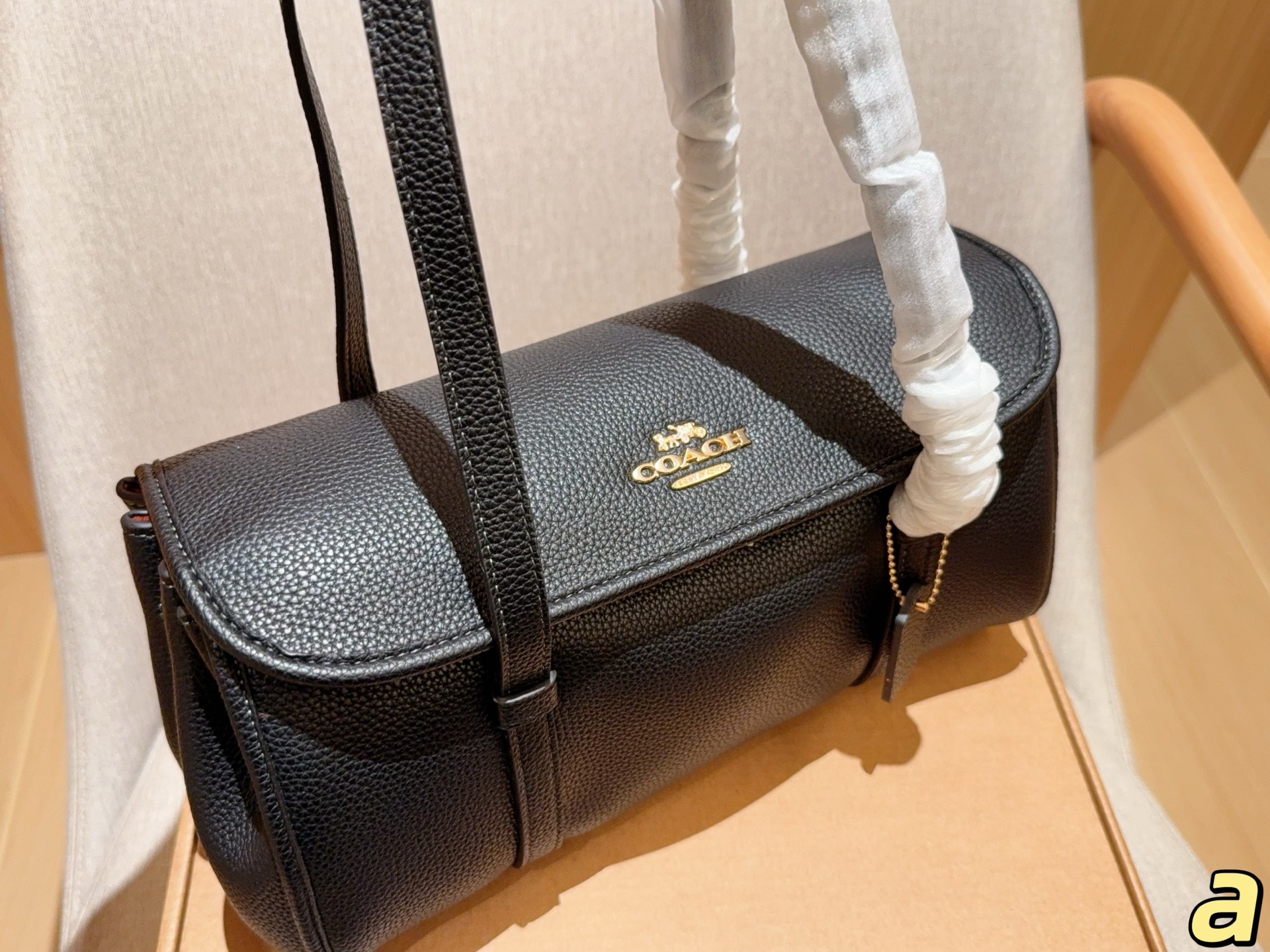 💰210
Coach蔻驰
新款Birdget手提腋下包
BRIDGET 翻盖单肩包
皮质是比较柔软的，手感很舒服！
里面有隔层拉链。放东西比较安全！
容量还不错，充电宝手机可以同时放！
尺寸31&times;16&times;11
礼盒包装🎁