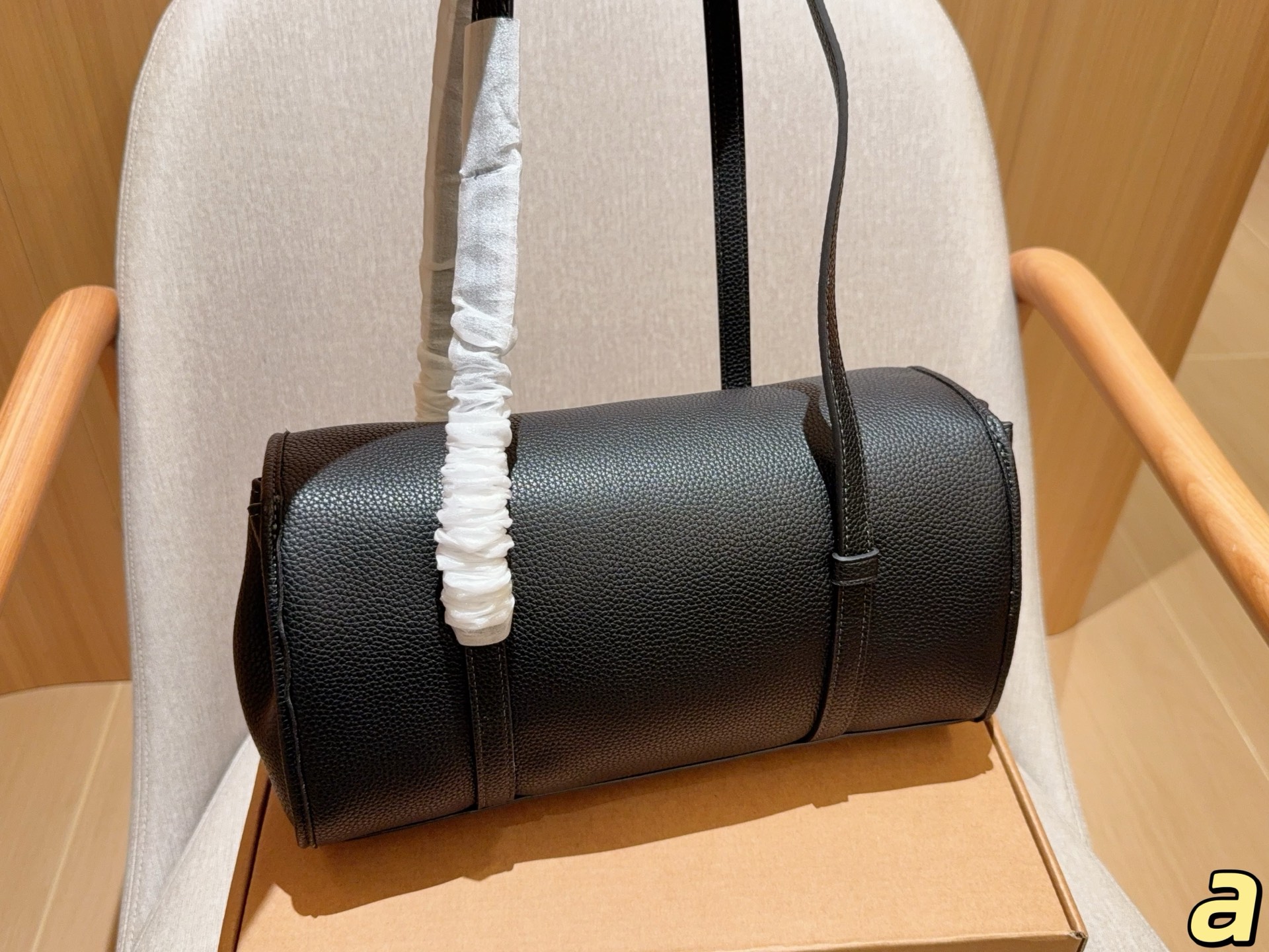 💰210
Coach蔻驰
新款Birdget手提腋下包
BRIDGET 翻盖单肩包
皮质是比较柔软的，手感很舒服！
里面有隔层拉链。放东西比较安全！
容量还不错，充电宝手机可以同时放！
尺寸31&times;16&times;11
礼盒包装🎁