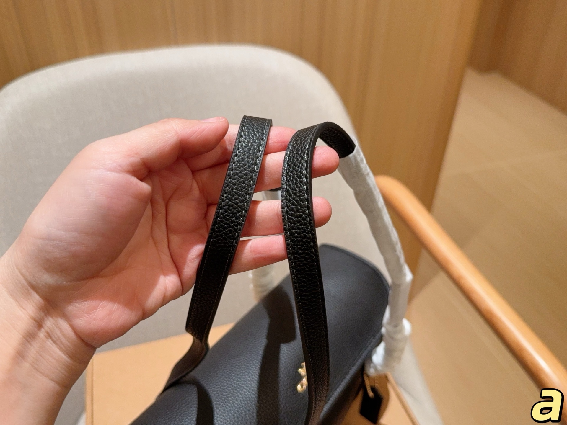 💰210
Coach蔻驰
新款Birdget手提腋下包
BRIDGET 翻盖单肩包
皮质是比较柔软的，手感很舒服！
里面有隔层拉链。放东西比较安全！
容量还不错，充电宝手机可以同时放！
尺寸31&times;16&times;11
礼盒包装🎁