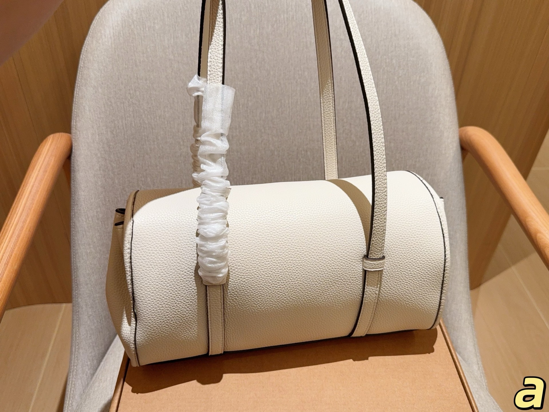 💰210
Coach蔻驰
新款Birdget手提腋下包
BRIDGET 翻盖单肩包
皮质是比较柔软的，手感很舒服！
里面有隔层拉链。放东西比较安全！
容量还不错，充电宝手机可以同时放！
尺寸31&times;16&times;11
礼盒包装🎁