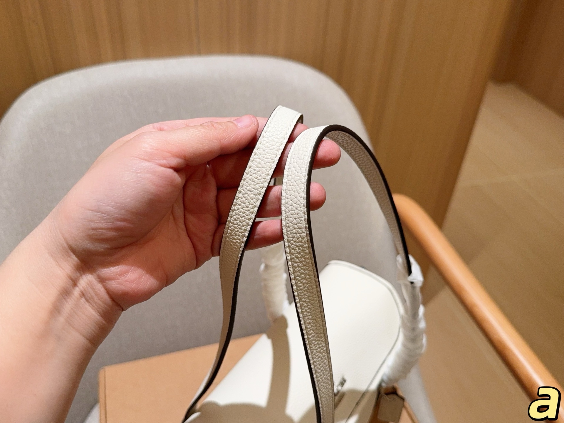 💰210
Coach蔻驰
新款Birdget手提腋下包
BRIDGET 翻盖单肩包
皮质是比较柔软的，手感很舒服！
里面有隔层拉链。放东西比较安全！
容量还不错，充电宝手机可以同时放！
尺寸31&times;16&times;11
礼盒包装🎁