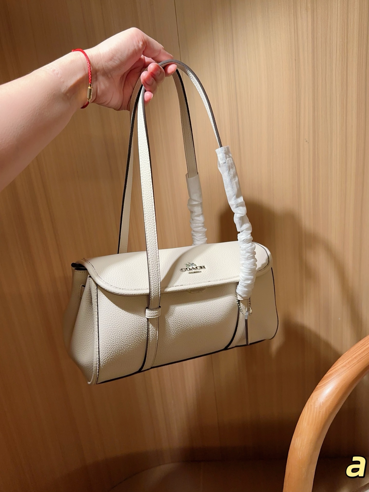 💰210
Coach蔻驰
新款Birdget手提腋下包
BRIDGET 翻盖单肩包
皮质是比较柔软的，手感很舒服！
里面有隔层拉链。放东西比较安全！
容量还不错，充电宝手机可以同时放！
尺寸31&times;16&times;11
礼盒包装🎁