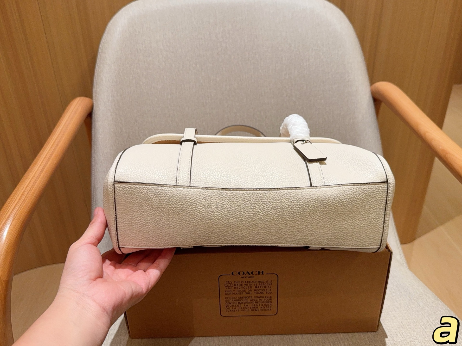 💰210
Coach蔻驰
新款Birdget手提腋下包
BRIDGET 翻盖单肩包
皮质是比较柔软的，手感很舒服！
里面有隔层拉链。放东西比较安全！
容量还不错，充电宝手机可以同时放！
尺寸31&times;16&times;11
礼盒包装🎁