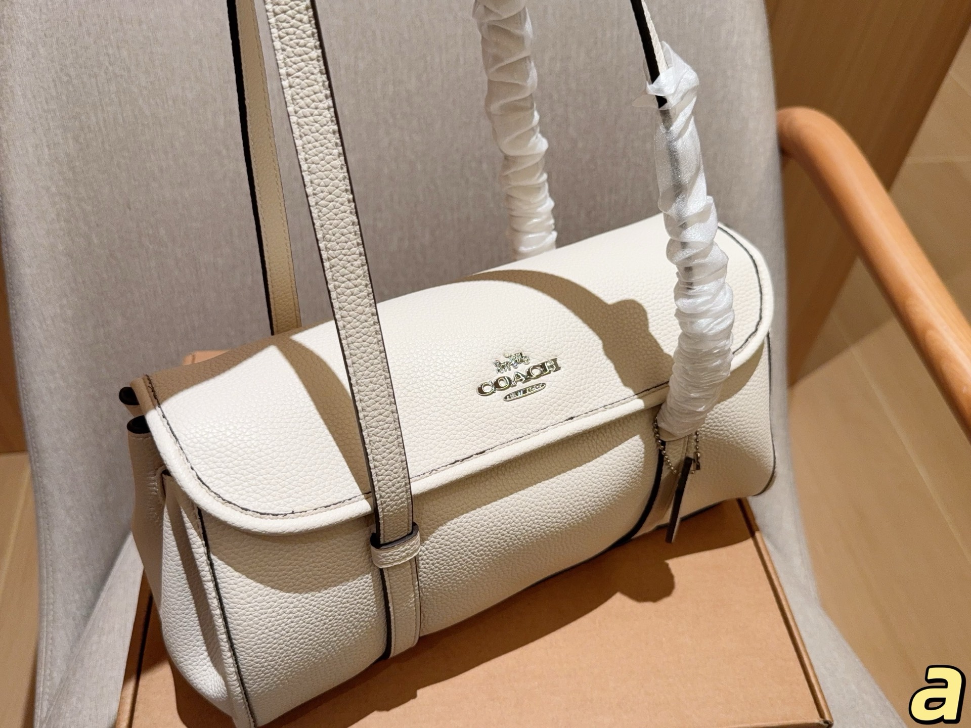 💰210
Coach蔻驰
新款Birdget手提腋下包
BRIDGET 翻盖单肩包
皮质是比较柔软的，手感很舒服！
里面有隔层拉链。放东西比较安全！
容量还不错，充电宝手机可以同时放！
尺寸31&times;16&times;11
礼盒包装🎁