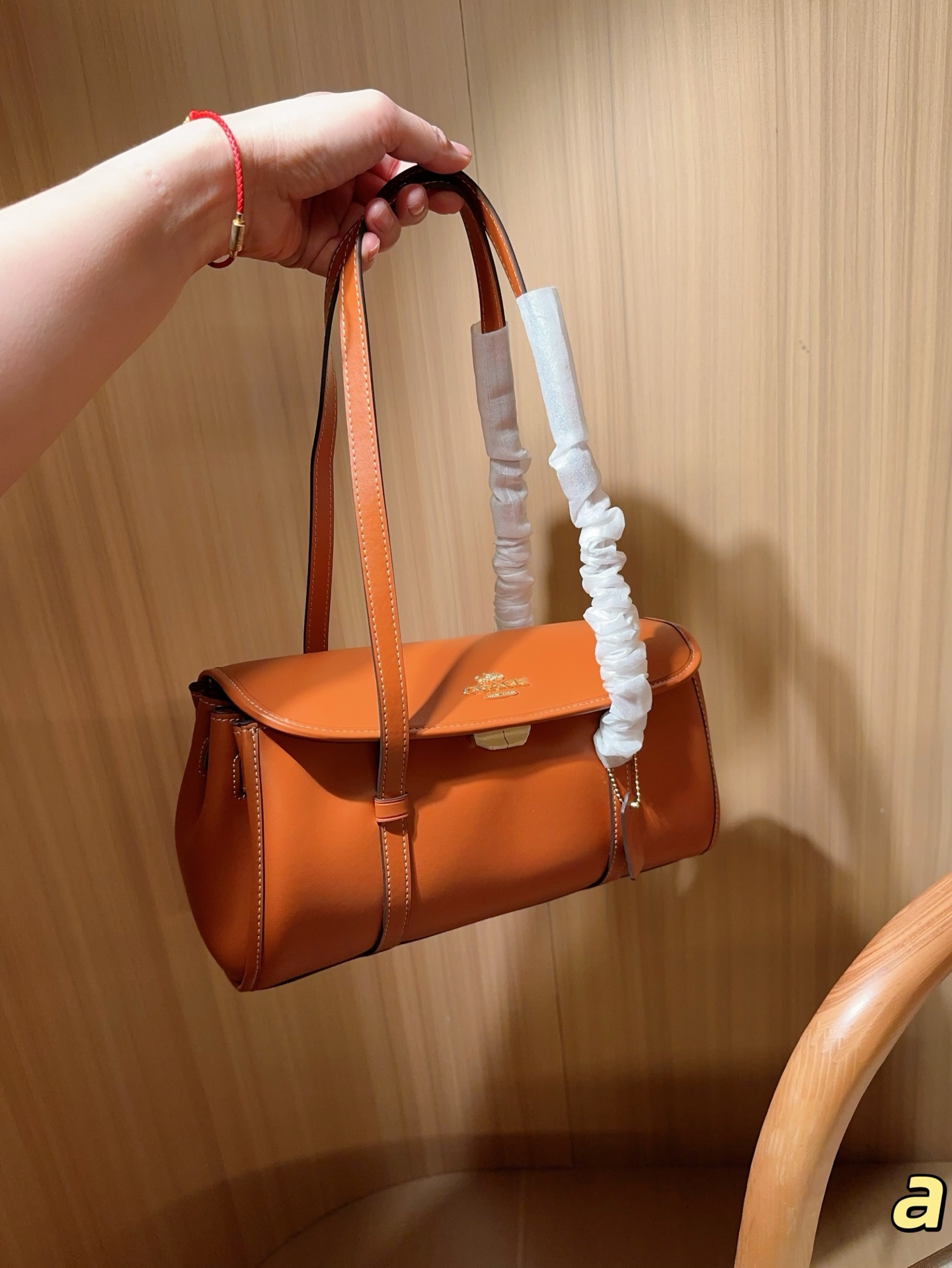 💰210
Coach蔻驰
新款Birdget手提腋下包
BRIDGET 翻盖单肩包
皮质是比较柔软的，手感很舒服！
里面有隔层拉链。放东西比较安全！
容量还不错，充电宝手机可以同时放！
尺寸31&times;16&times;11
礼盒包装🎁