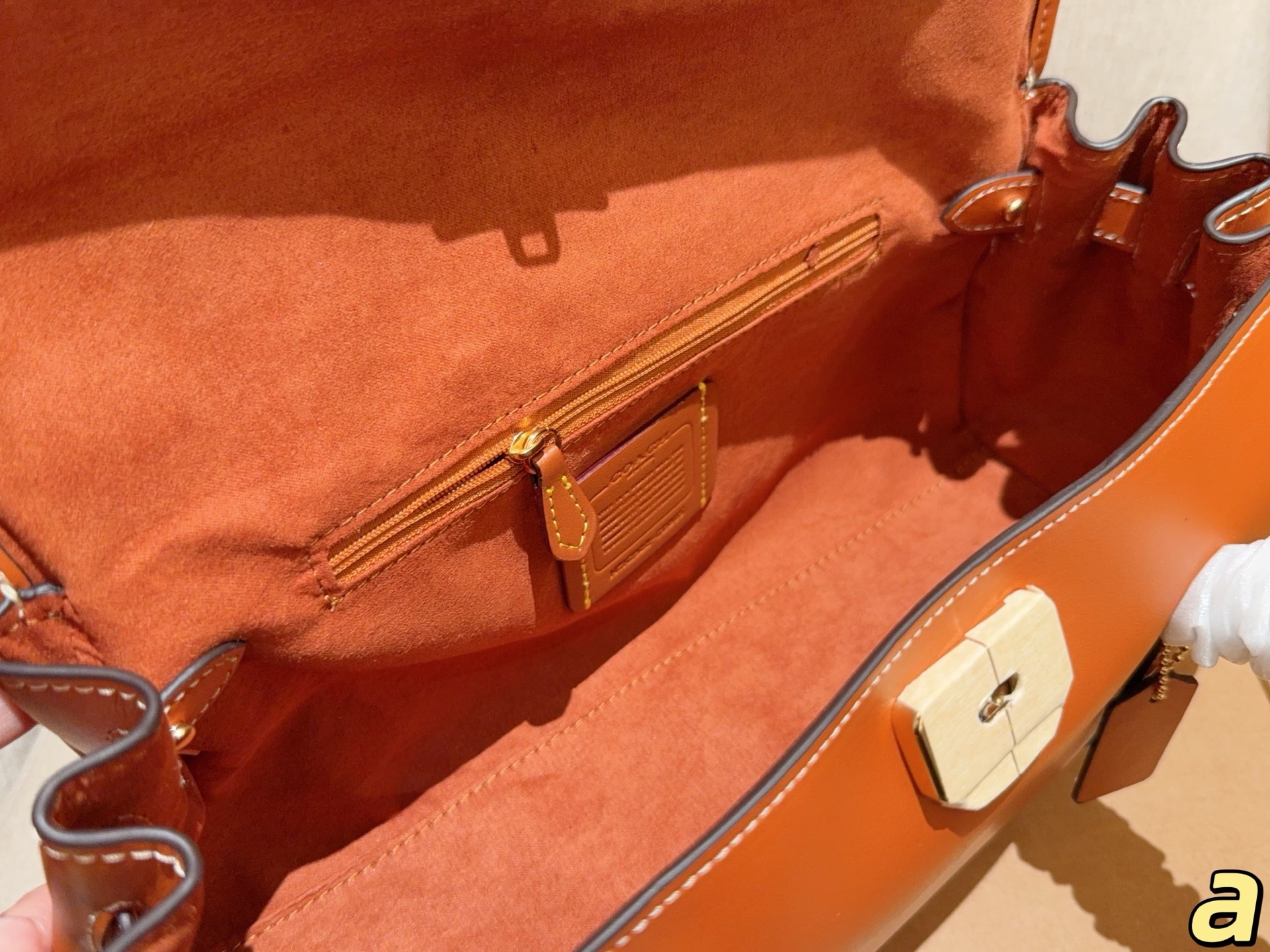 💰210
Coach蔻驰
新款Birdget手提腋下包
BRIDGET 翻盖单肩包
皮质是比较柔软的，手感很舒服！
里面有隔层拉链。放东西比较安全！
容量还不错，充电宝手机可以同时放！
尺寸31&times;16&times;11
礼盒包装🎁