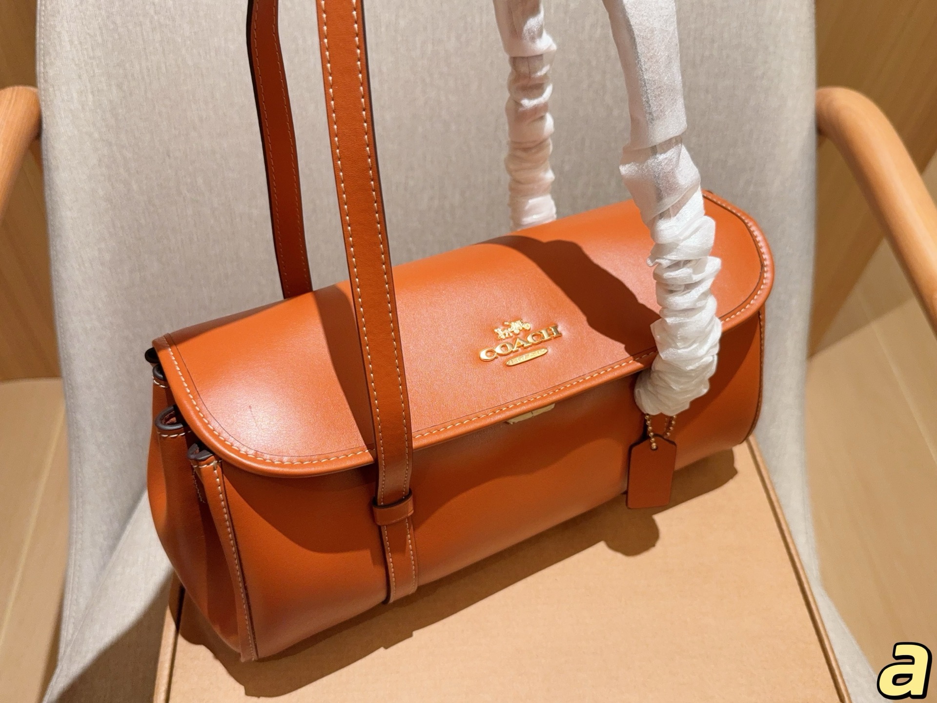 💰210
Coach蔻驰
新款Birdget手提腋下包
BRIDGET 翻盖单肩包
皮质是比较柔软的，手感很舒服！
里面有隔层拉链。放东西比较安全！
容量还不错，充电宝手机可以同时放！
尺寸31&times;16&times;11
礼盒包装🎁