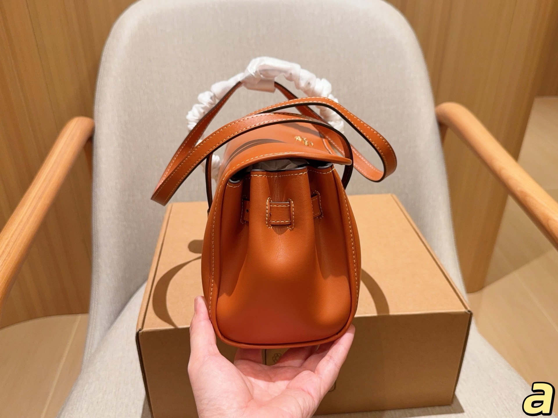 💰210
Coach蔻驰
新款Birdget手提腋下包
BRIDGET 翻盖单肩包
皮质是比较柔软的，手感很舒服！
里面有隔层拉链。放东西比较安全！
容量还不错，充电宝手机可以同时放！
尺寸31&times;16&times;11
礼盒包装🎁