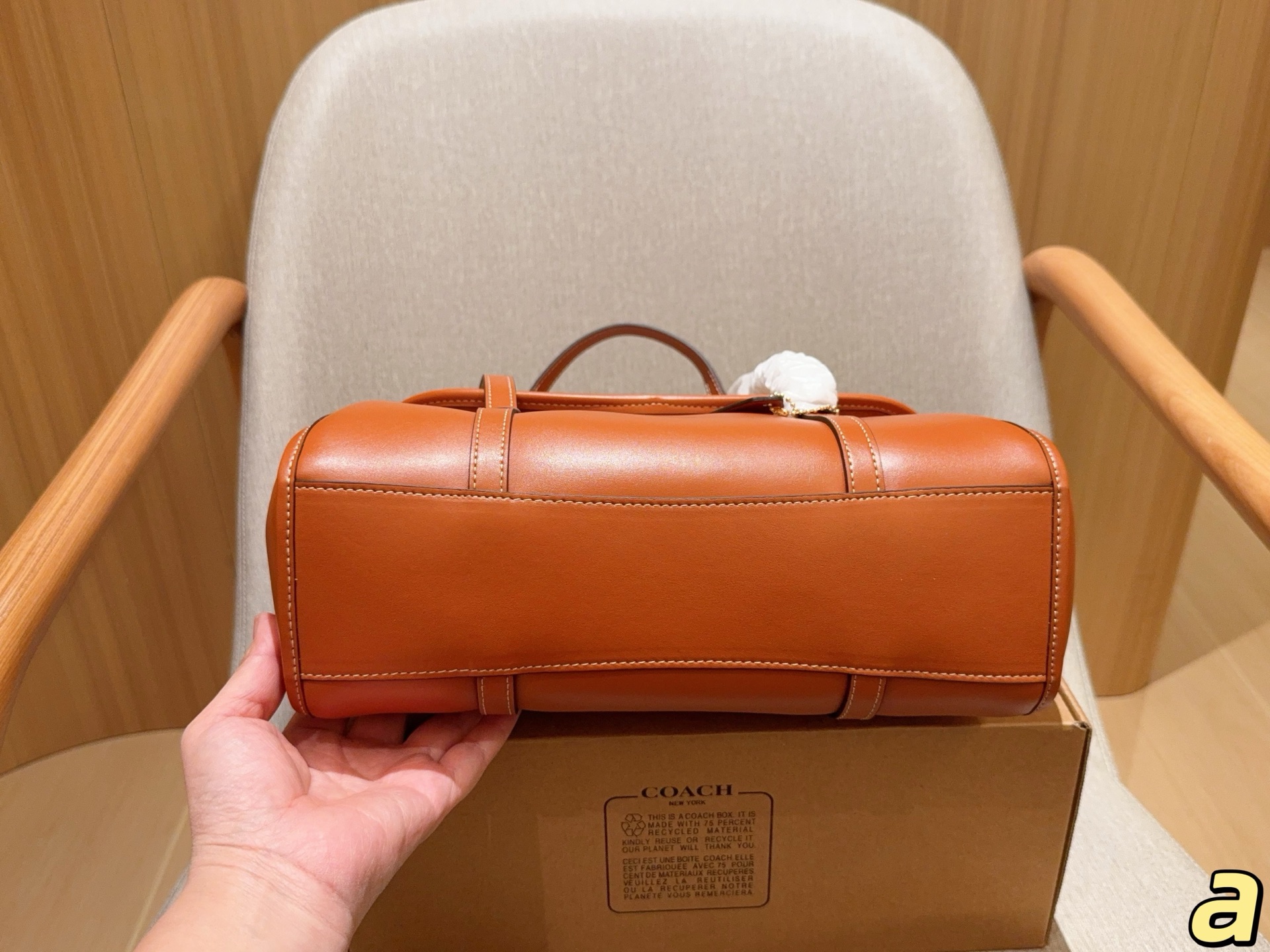 💰210
Coach蔻驰
新款Birdget手提腋下包
BRIDGET 翻盖单肩包
皮质是比较柔软的，手感很舒服！
里面有隔层拉链。放东西比较安全！
容量还不错，充电宝手机可以同时放！
尺寸31&times;16&times;11
礼盒包装🎁